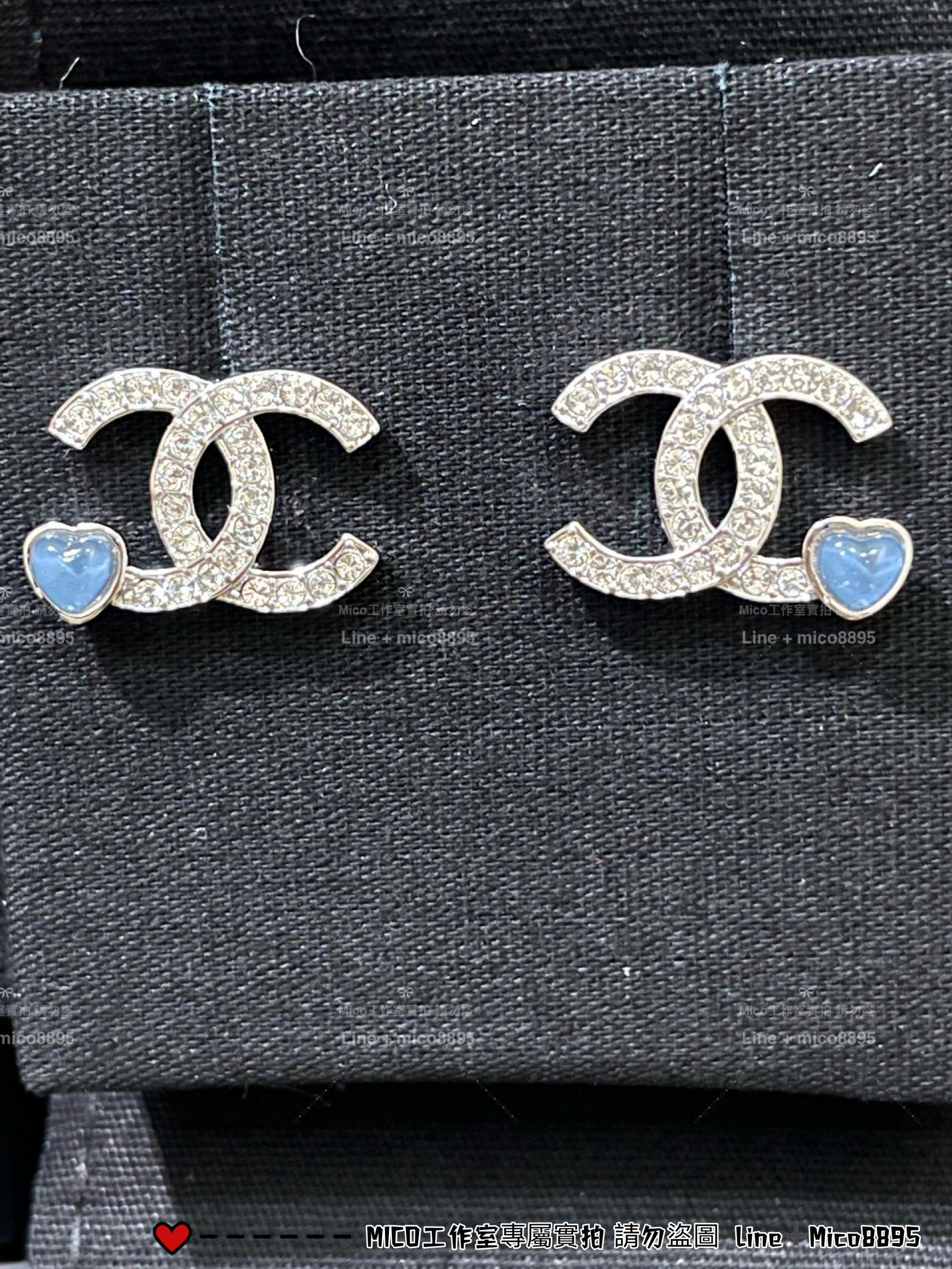 CHANEL | 基礎佩戴款 25C 藍色愛心拼接銀色雙C耳釘/耳環