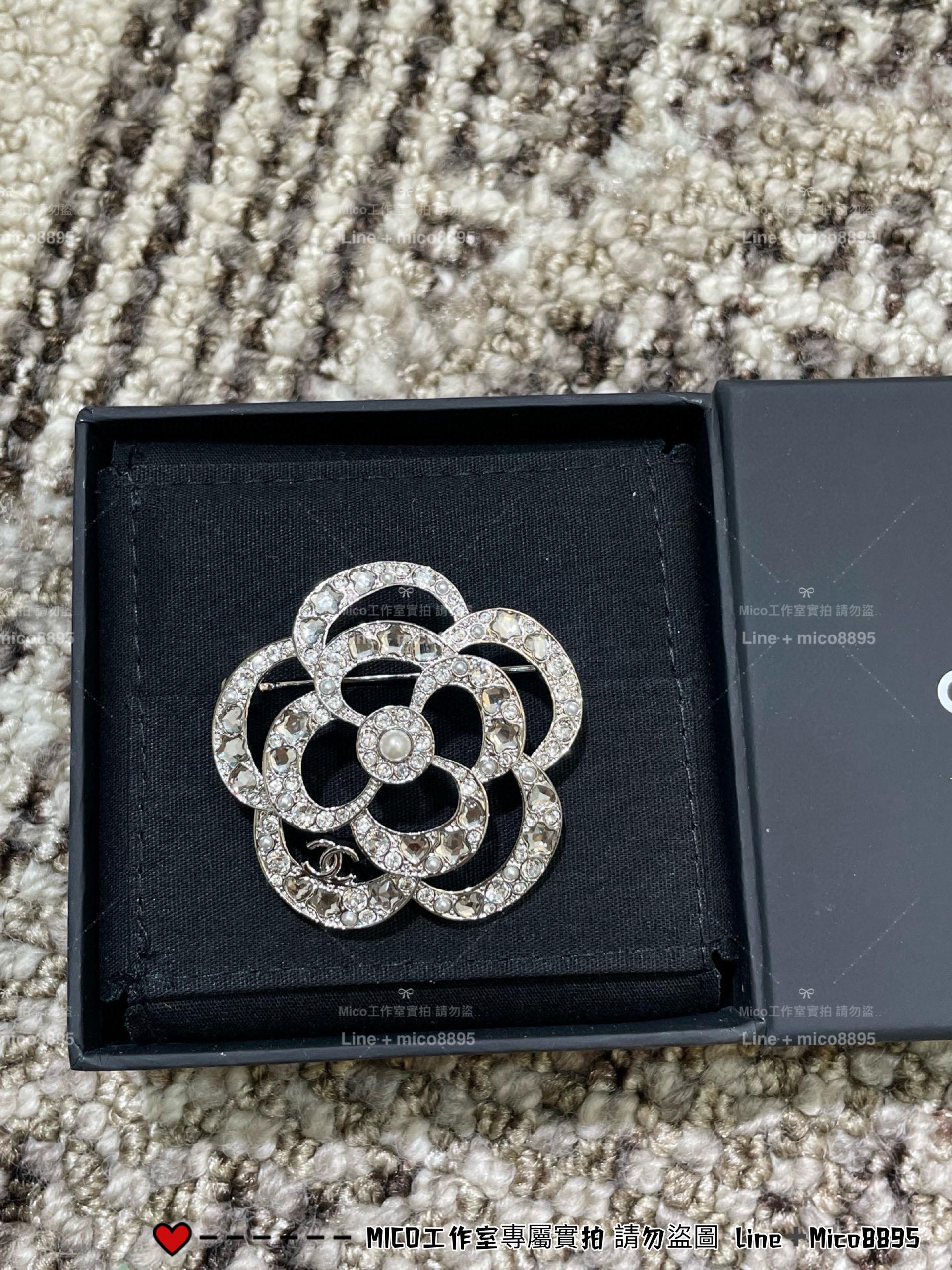 CHANEL | 經典山茶花款 施華洛世奇水鑽胸針/配件 銀色/淡金色兩色
