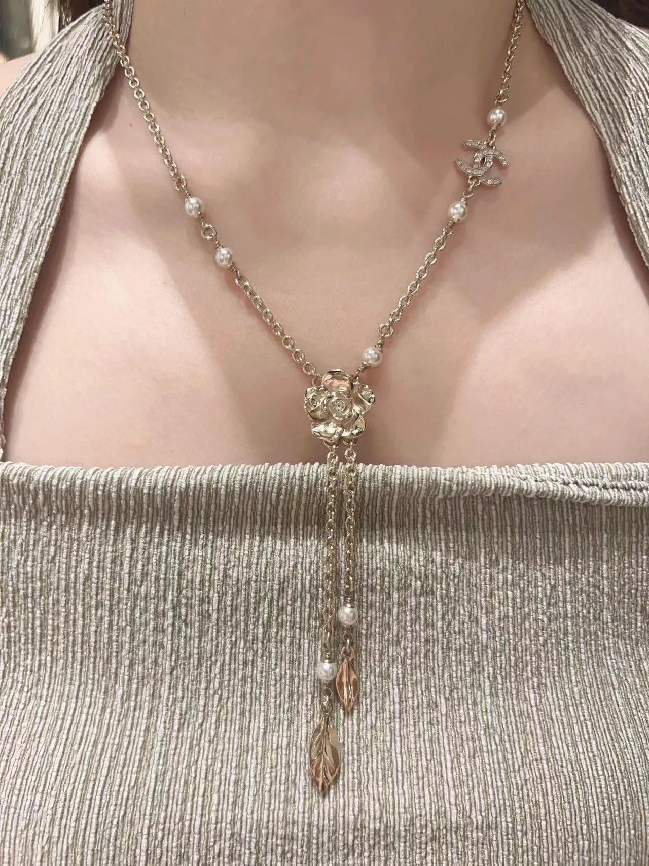 CHANEL | 淡金五金 經典山茶花流蘇項鏈 高雅氣質