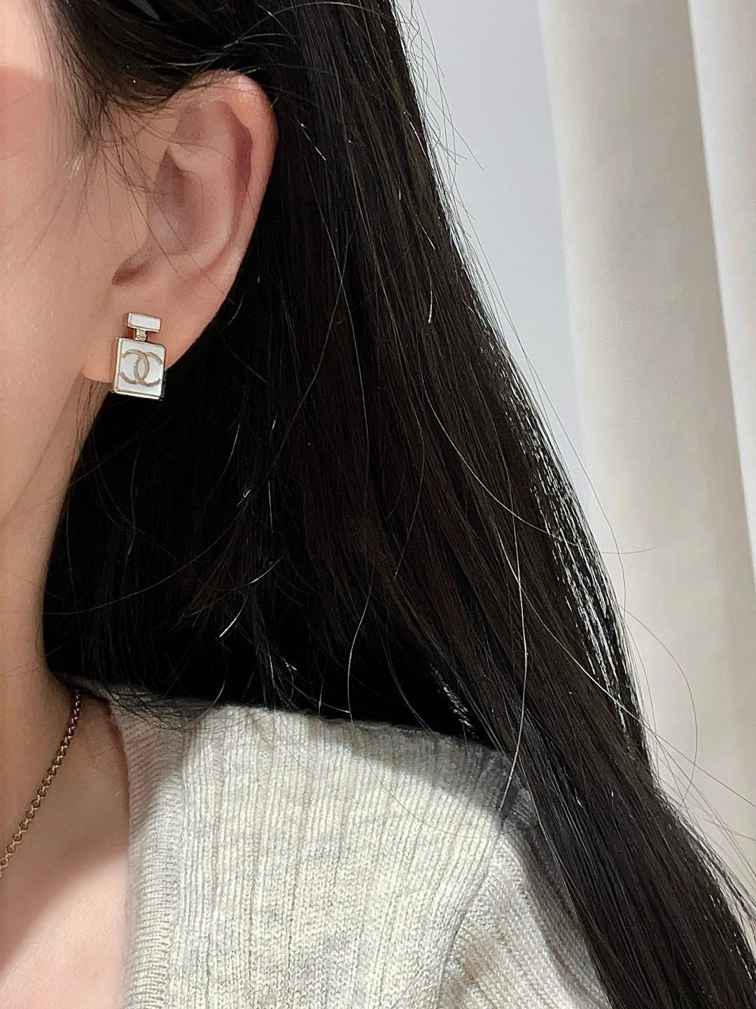 CHANEL | 日常配戴款 25P 琺瑯彩 細閃香水瓶造型雙C耳釘/耳環