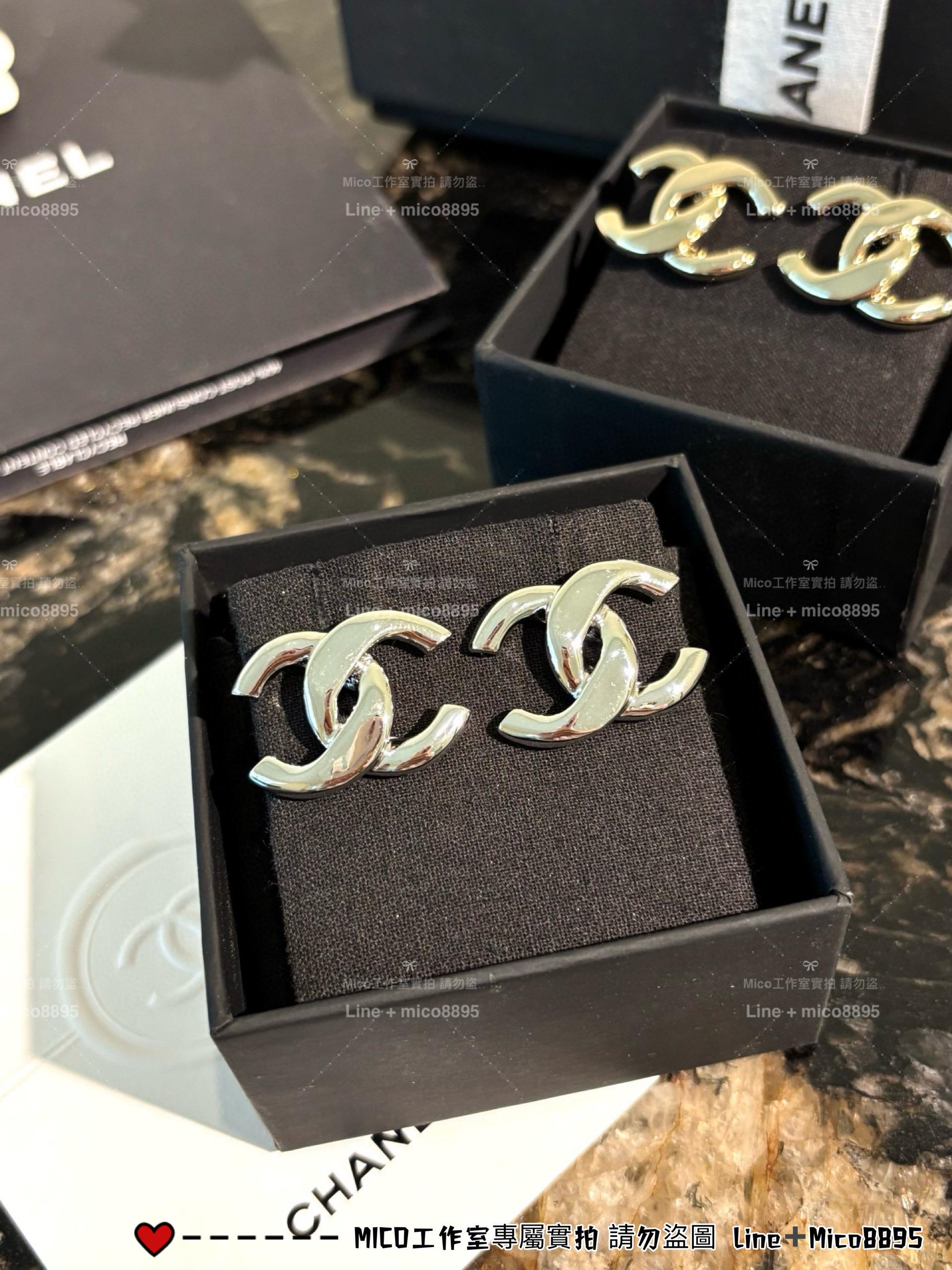 CHANEL | 日常配戴款 25P 厚款立體光面素金雙C耳釘 淺金色/銀色