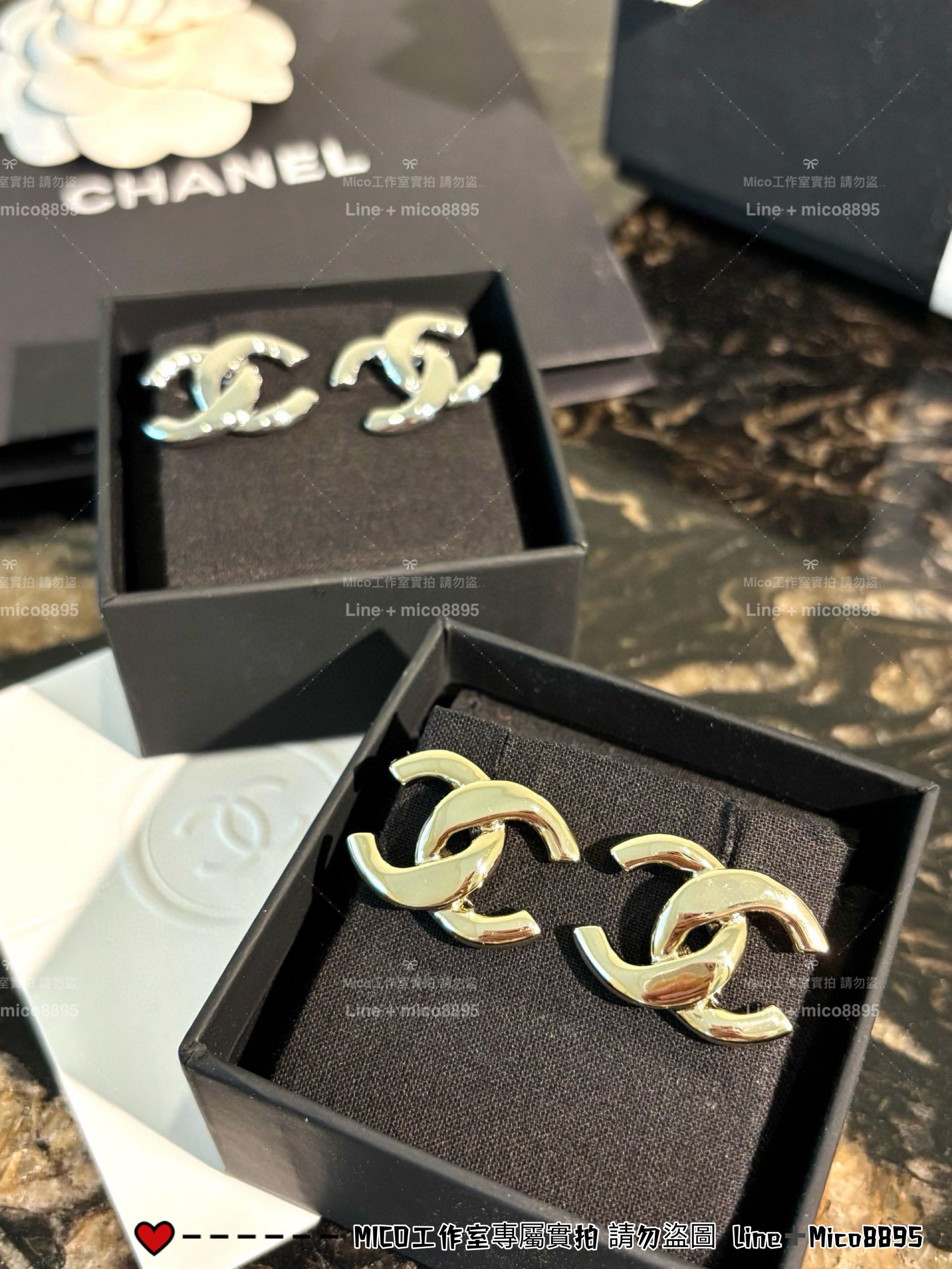CHANEL | 日常配戴款 25P 厚款立體光面素金雙C耳釘 淺金色/銀色