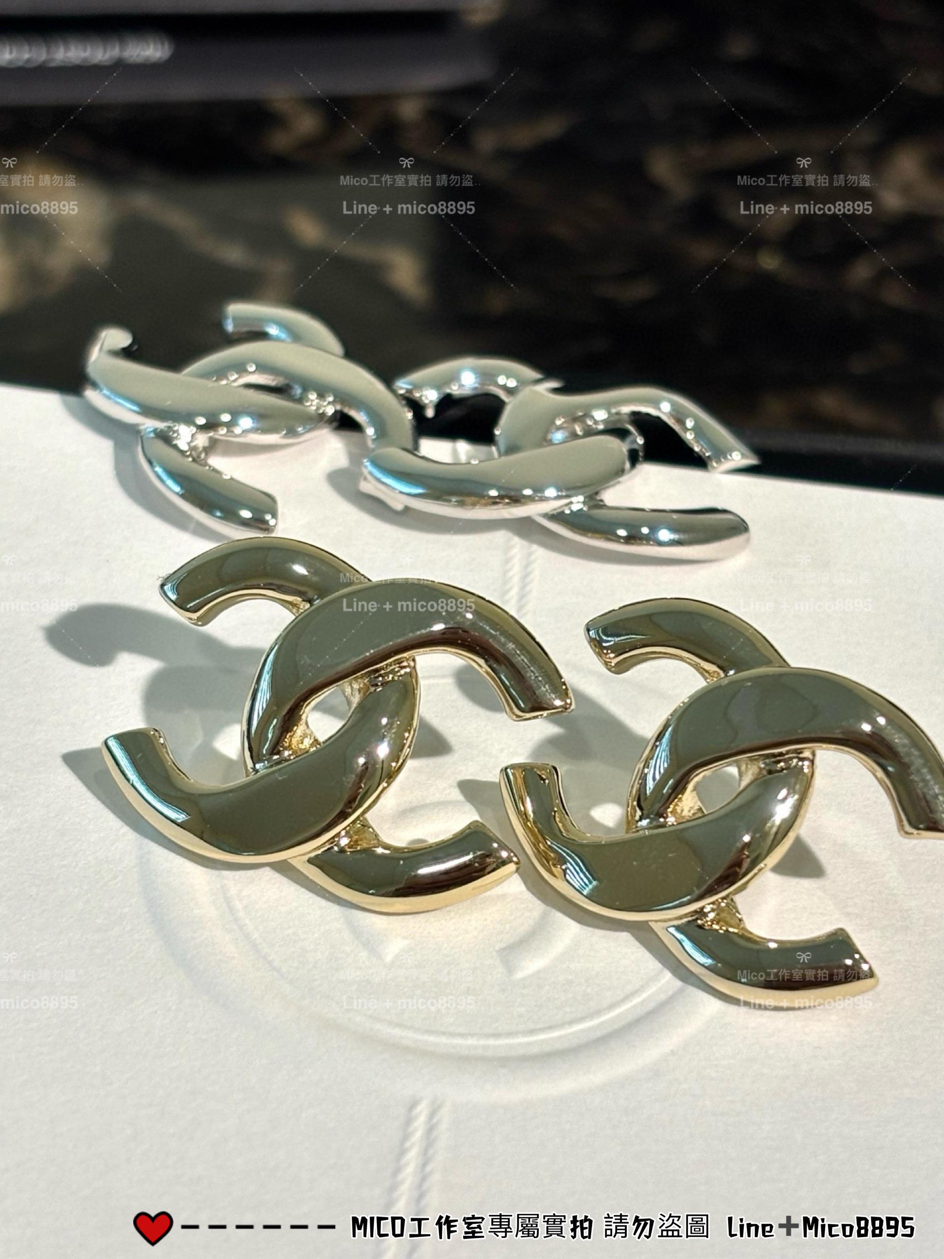 CHANEL | 日常配戴款 25P 厚款立體光面素金雙C耳釘 淺金色/銀色