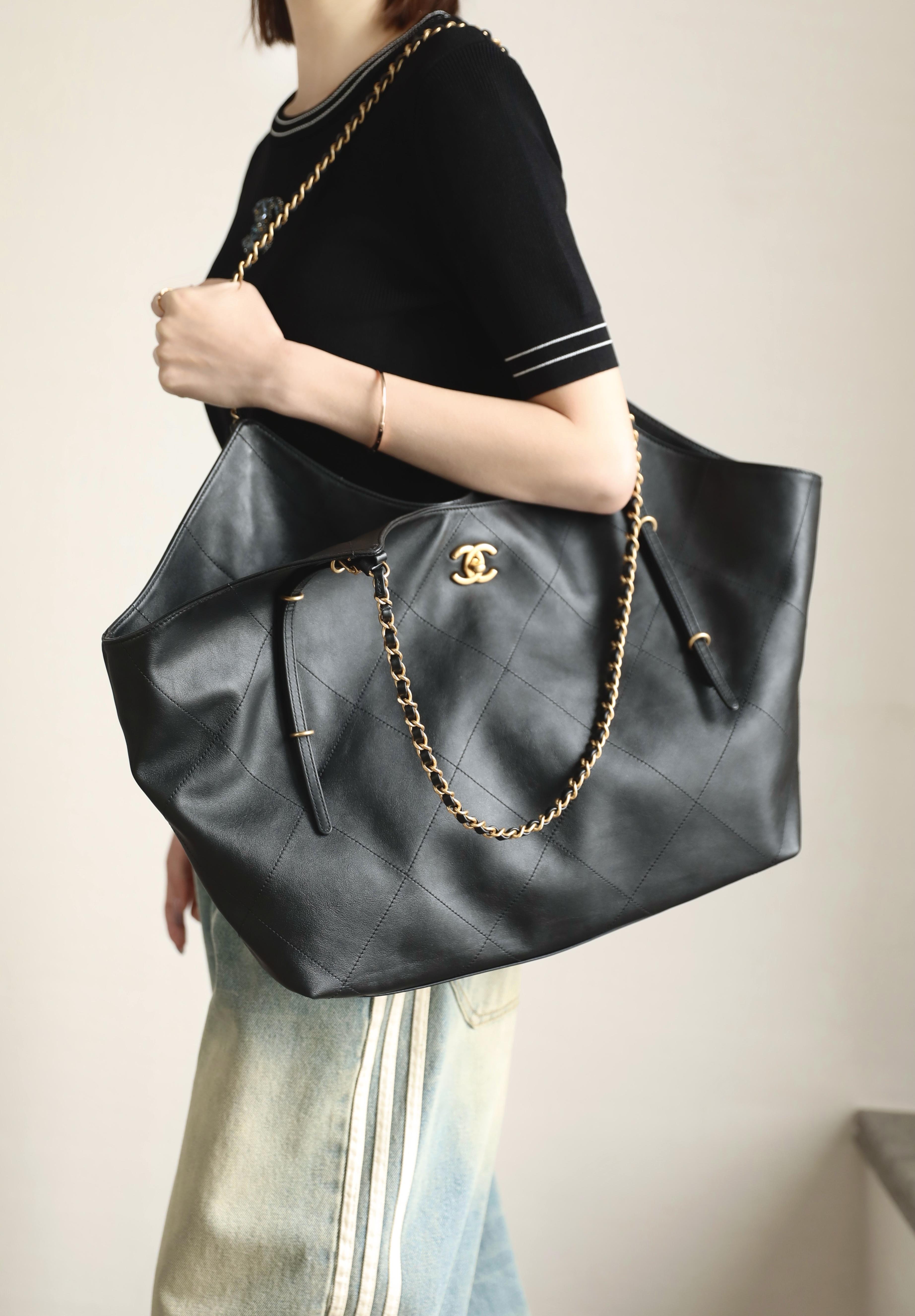 CHANEL | 小香 25S GD同款Maxi購物包大號♥黑色 尺寸：𝟥𝟨*𝟧𝟫*𝟣𝟥 𝖼𝗆
