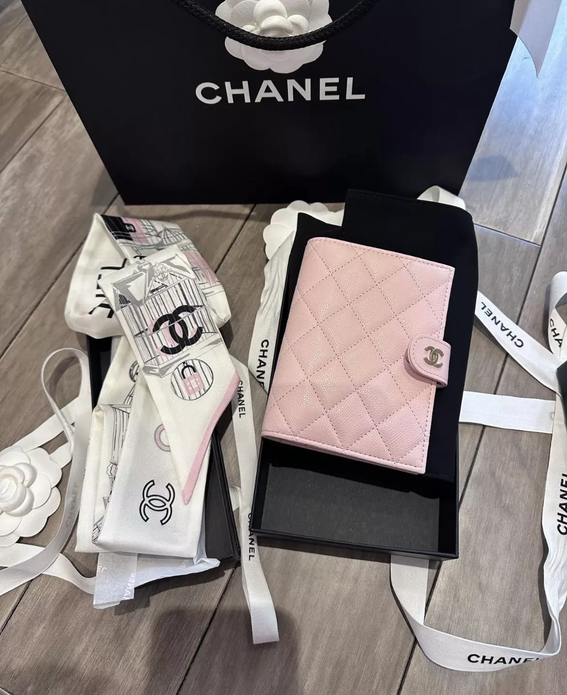 CHANEL | 小香 壓釦款 淺粉色/金釦 小牛皮魚子醬護照夾