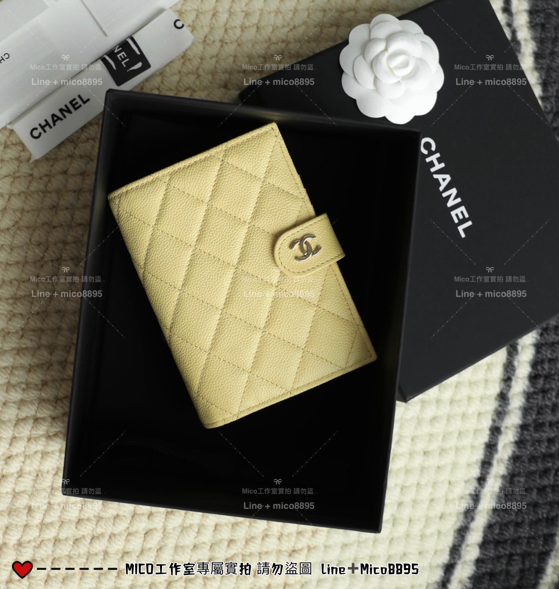 CHANEL | 小香 壓釦款 小雞黃 小牛皮魚子醬護照夾
