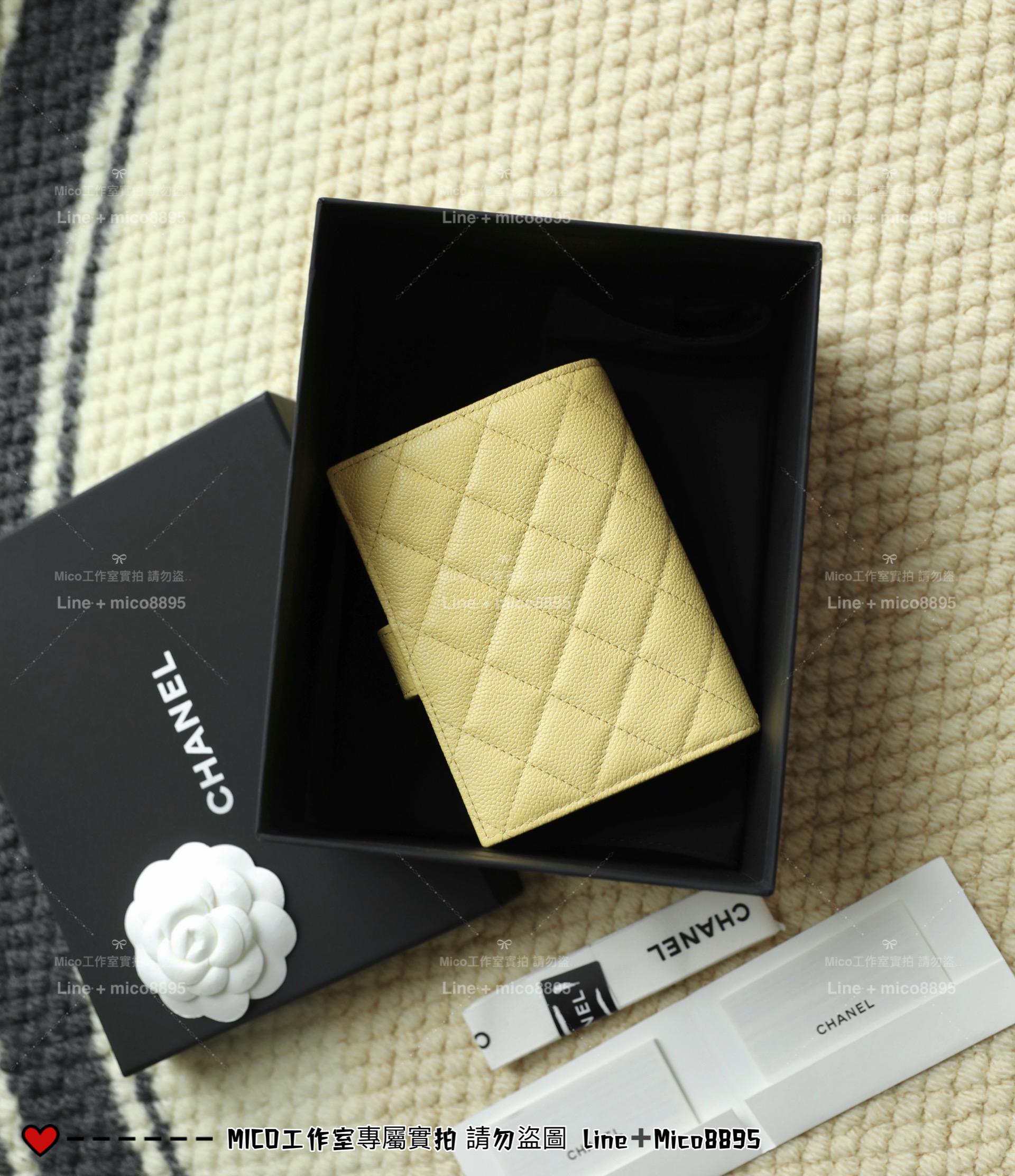 CHANEL | 小香 壓釦款 小雞黃 小牛皮魚子醬護照夾