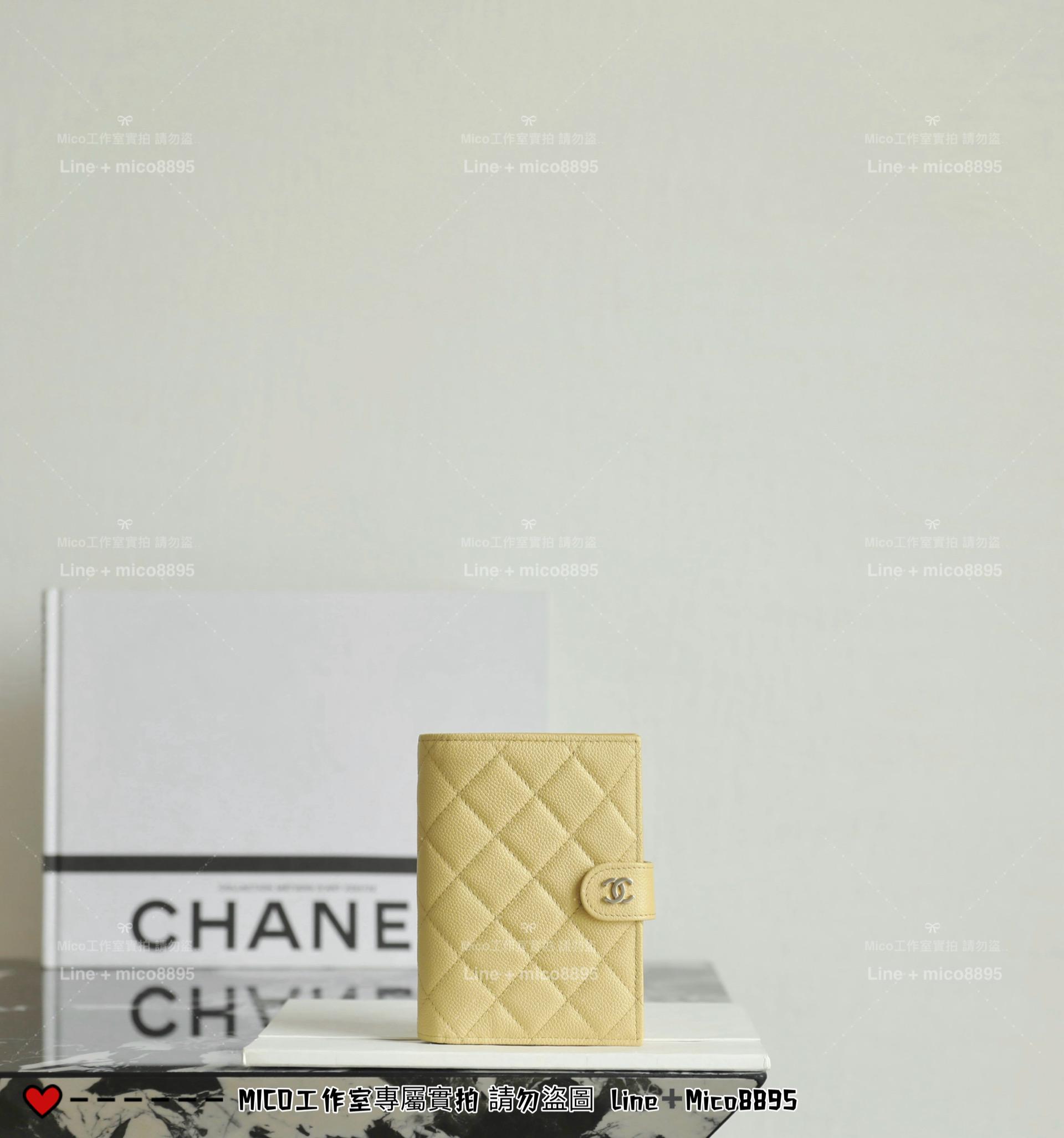 CHANEL | 小香 壓釦款 小雞黃 小牛皮魚子醬護照夾