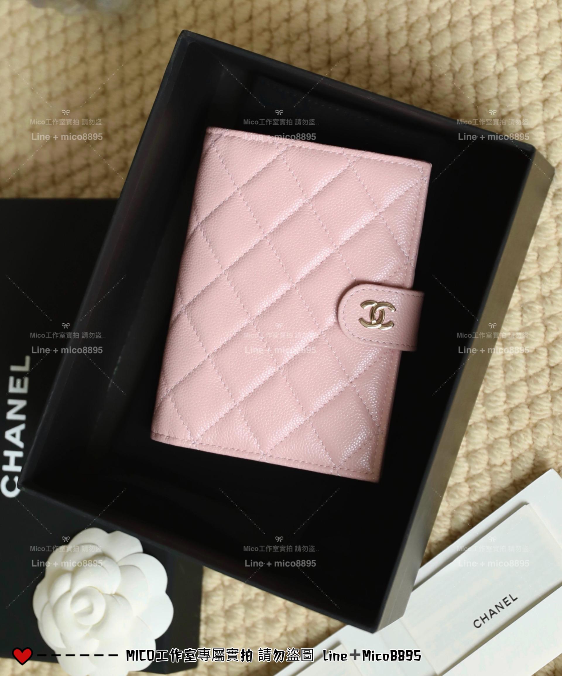 CHANEL | 小香 壓釦款 淺粉色/金釦 小牛皮魚子醬護照夾
