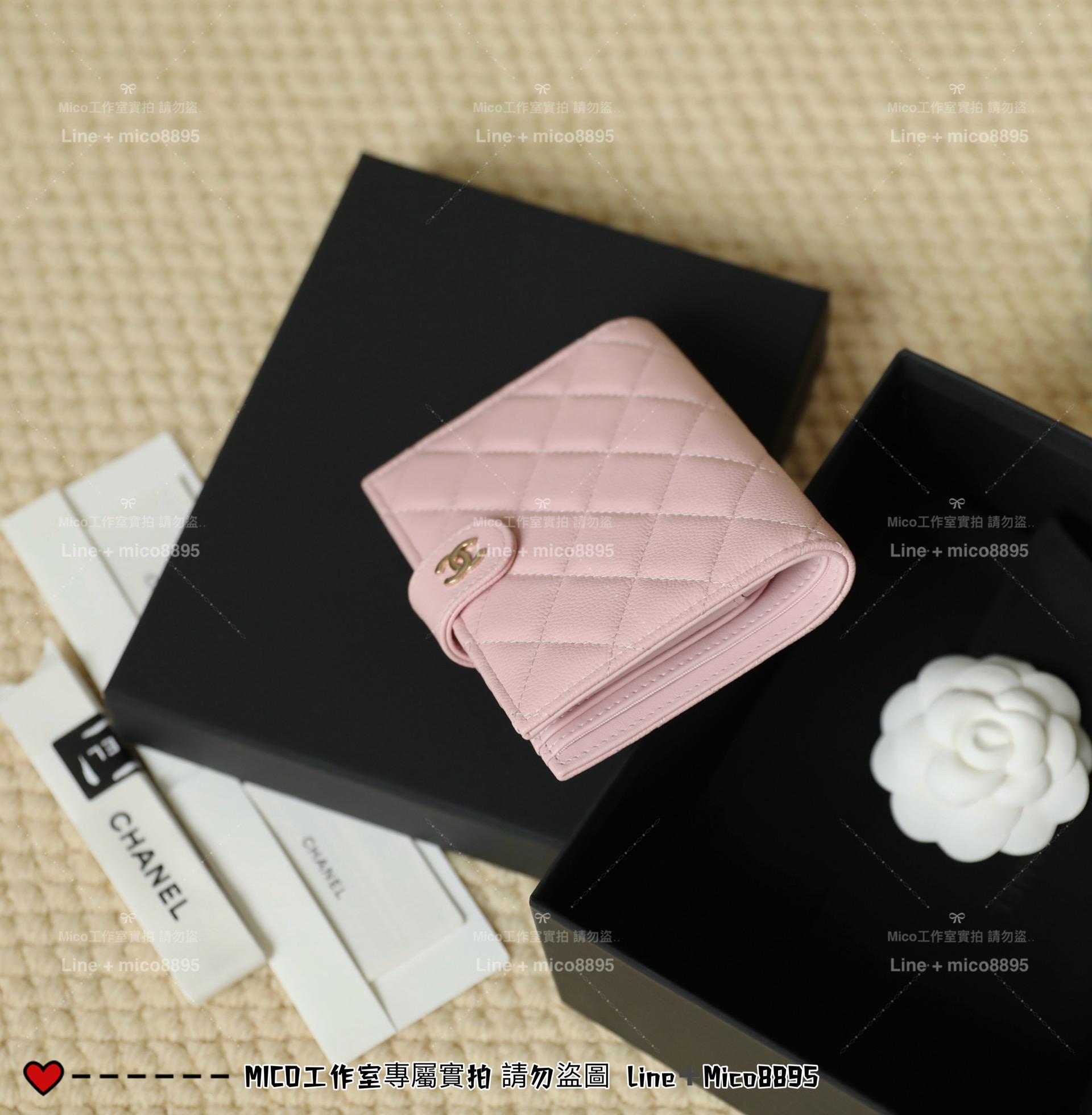 CHANEL | 小香 壓釦款 淺粉色/金釦 小牛皮魚子醬護照夾