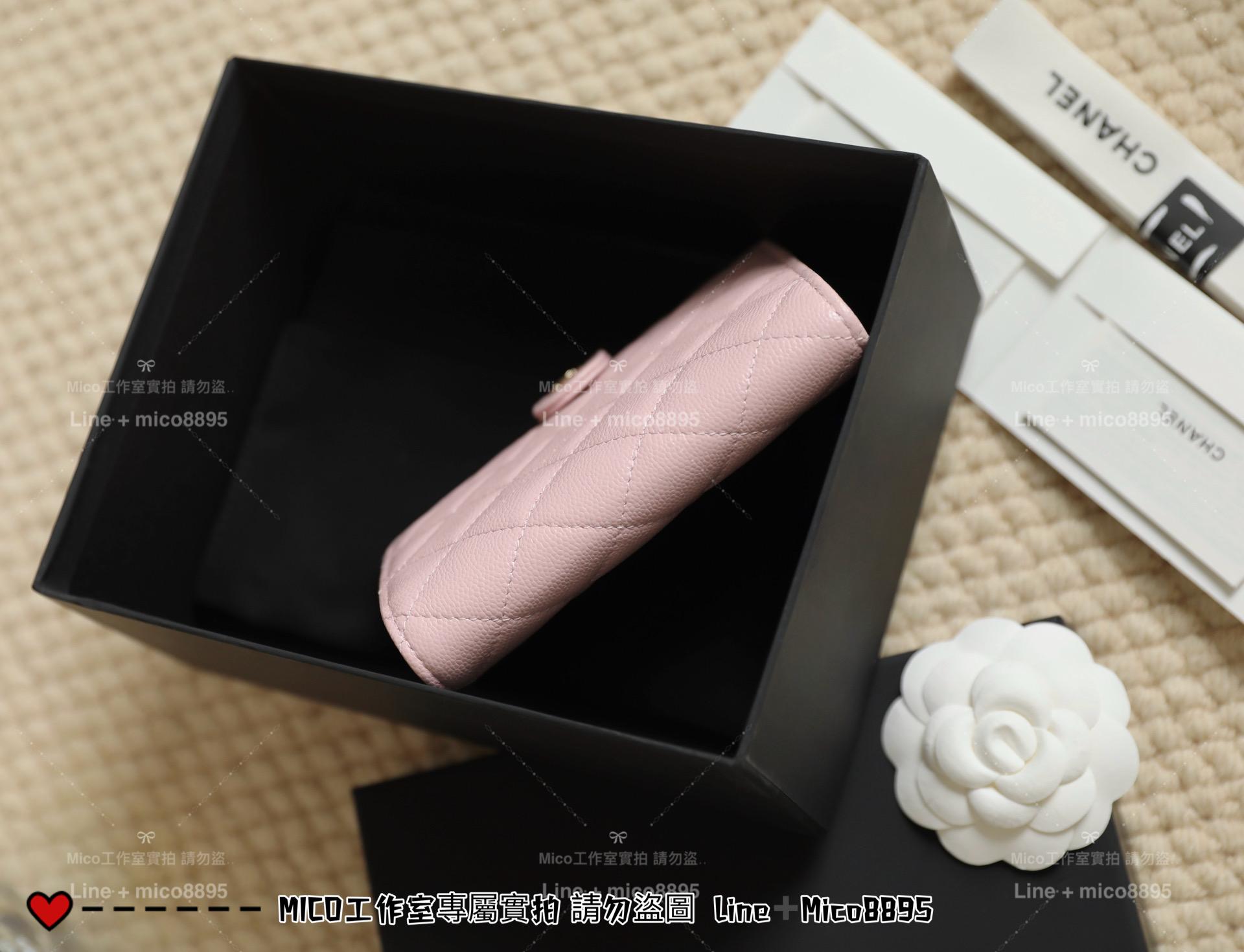 CHANEL | 小香 壓釦款 淺粉色/金釦 小牛皮魚子醬護照夾