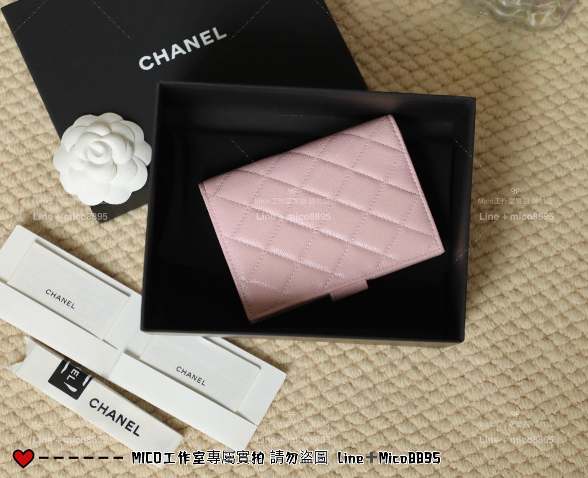 CHANEL | 小香 壓釦款 淺粉色/金釦 小牛皮魚子醬護照夾