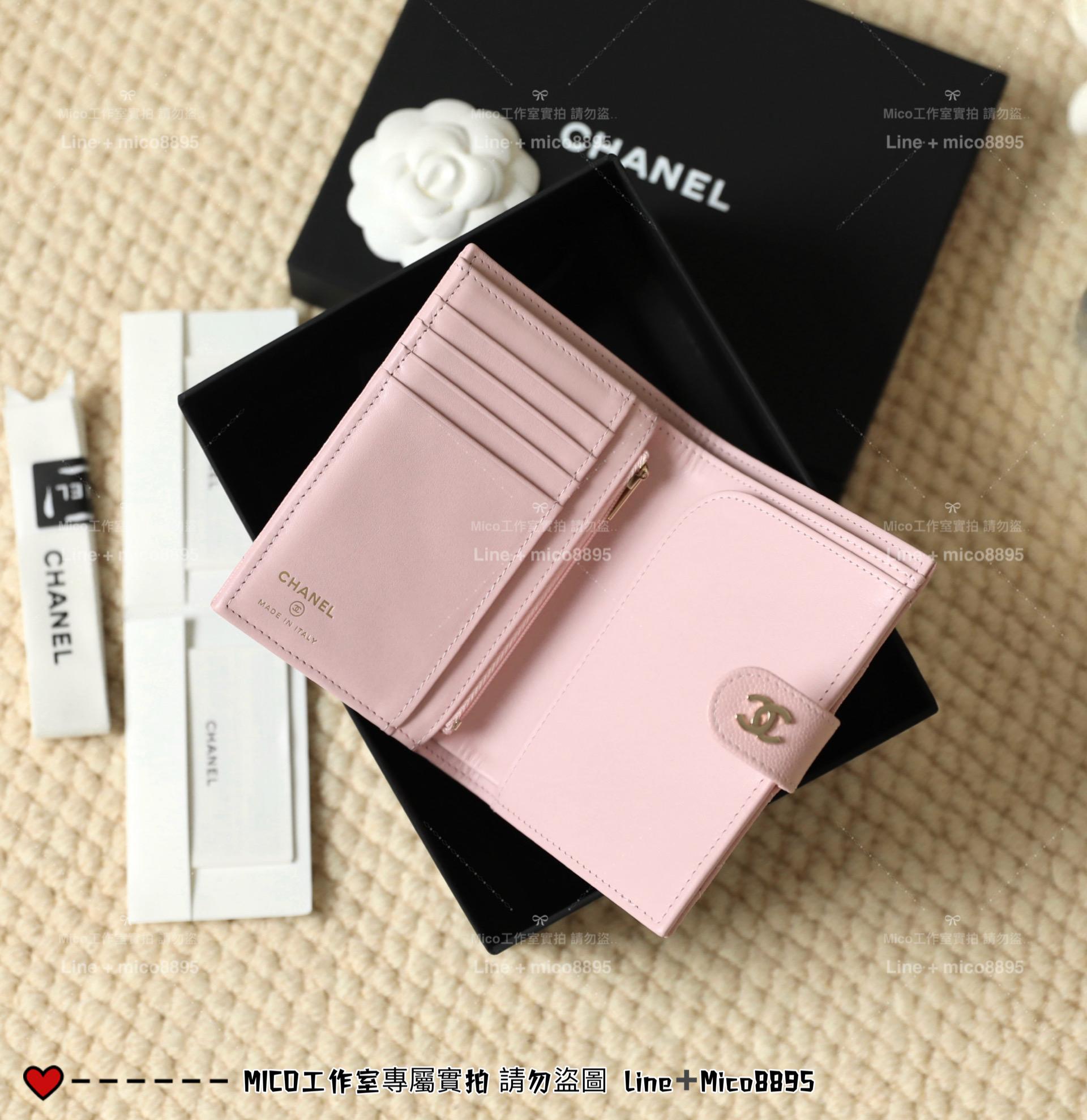CHANEL | 小香 壓釦款 淺粉色/金釦 小牛皮魚子醬護照夾