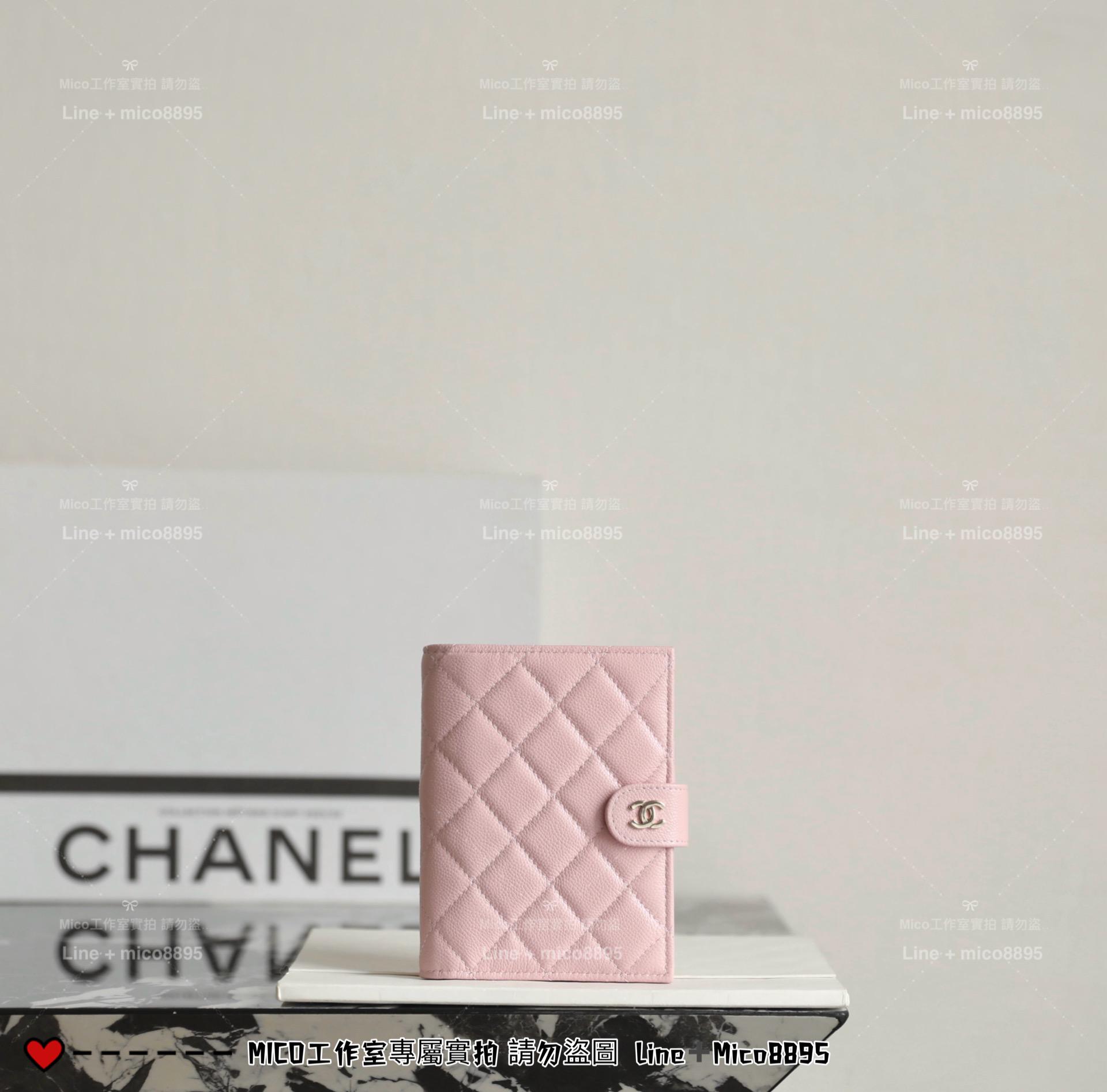 CHANEL | 小香 壓釦款 淺粉色/金釦 小牛皮魚子醬護照夾