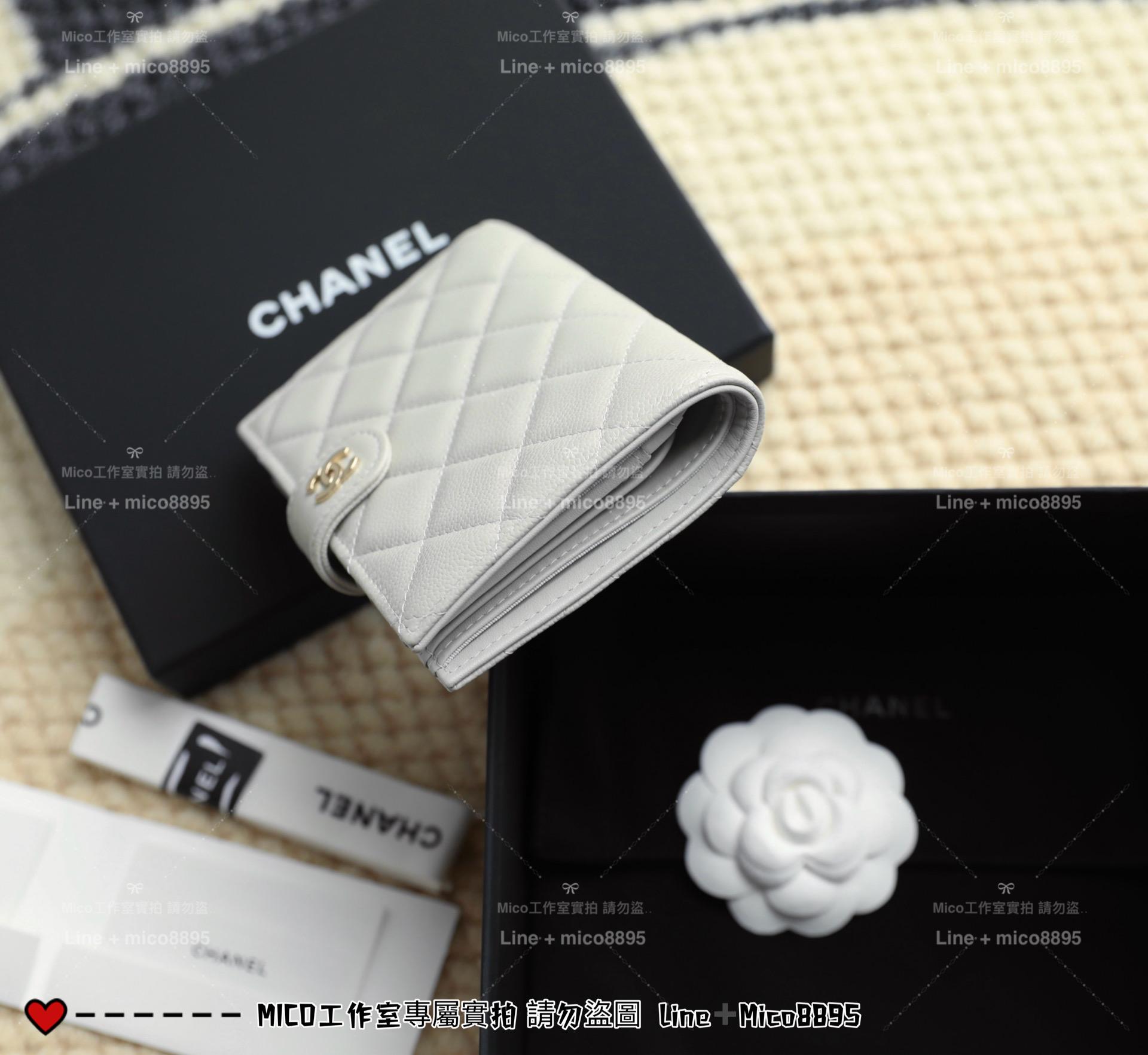 CHANEL | 小香 壓釦款 淡灰色/金釦 小牛皮魚子醬護照夾