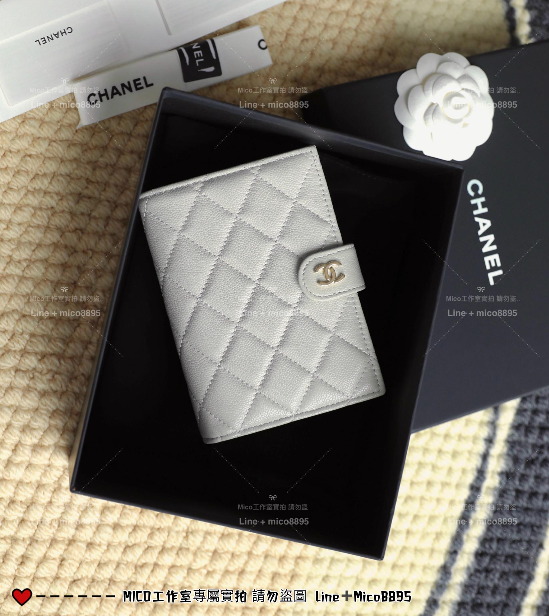 CHANEL | 小香 壓釦款 淡灰色/金釦 小牛皮魚子醬護照夾