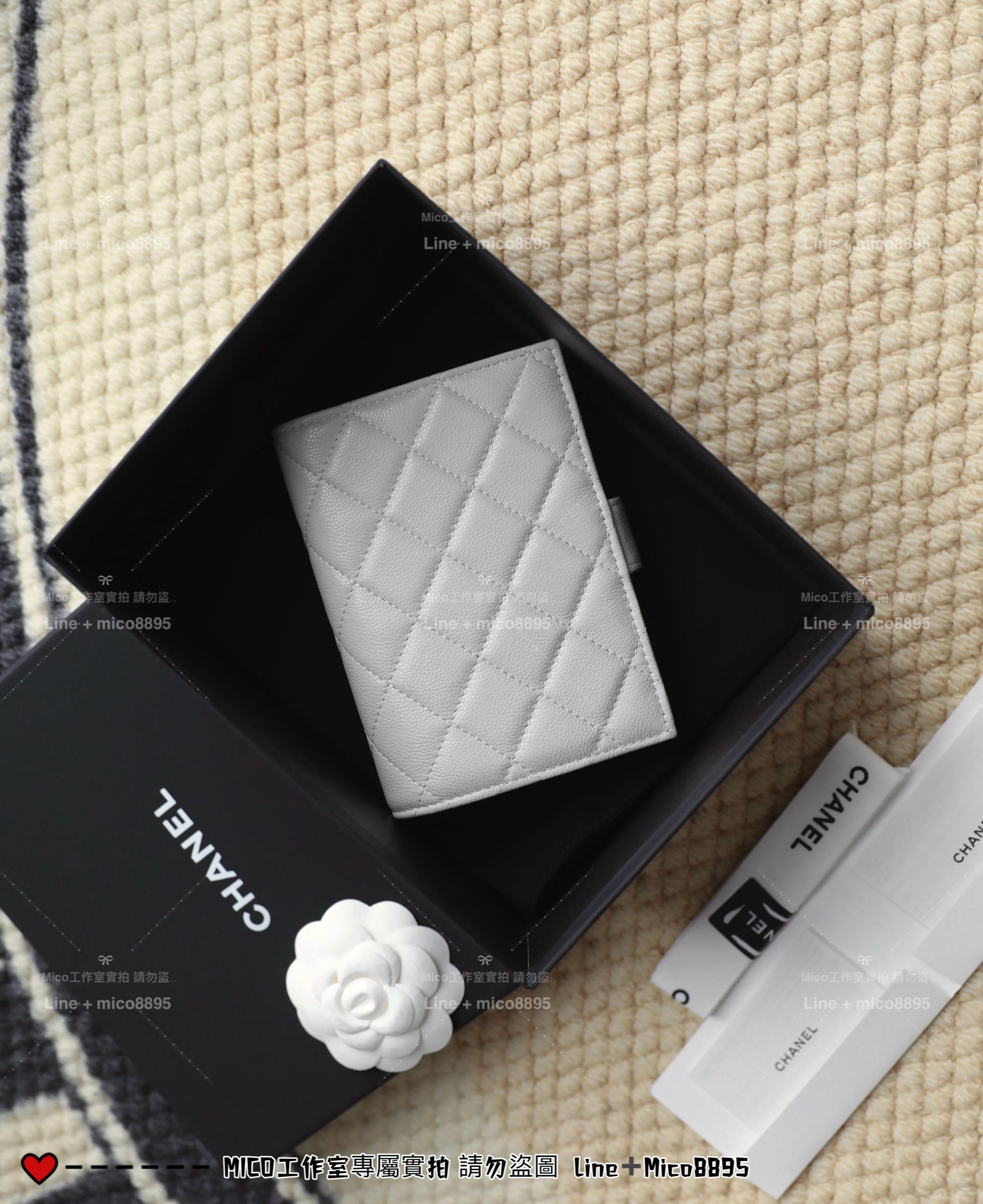 CHANEL | 小香 壓釦款 淡灰色/金釦 小牛皮魚子醬護照夾