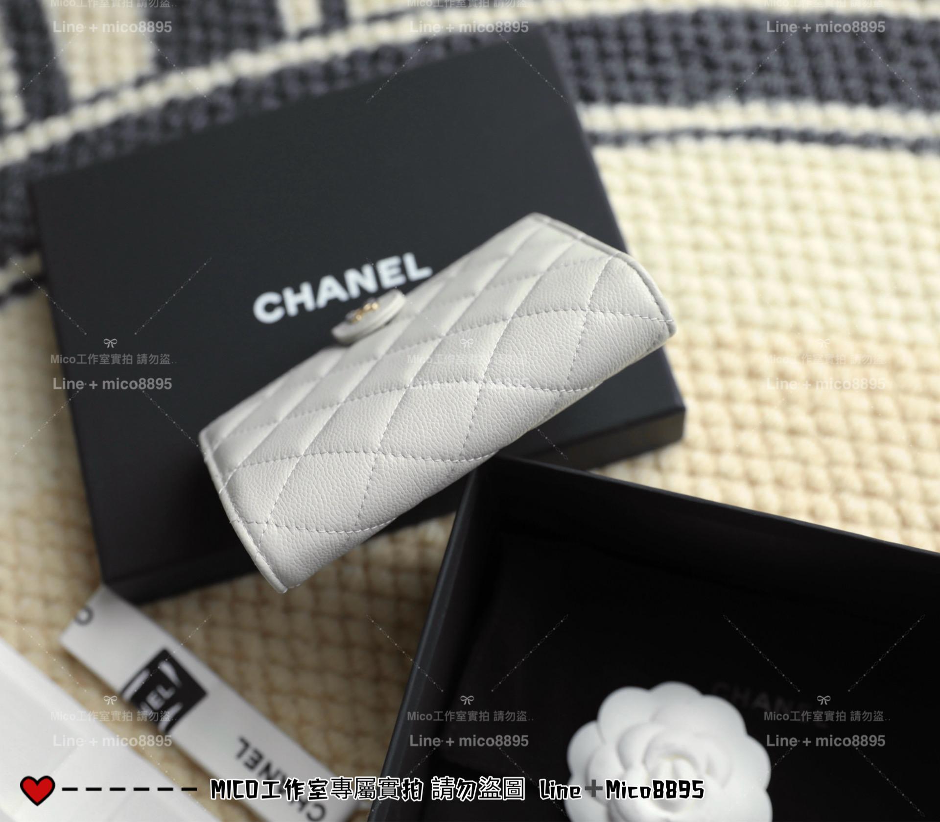 CHANEL | 小香 壓釦款 淡灰色/金釦 小牛皮魚子醬護照夾