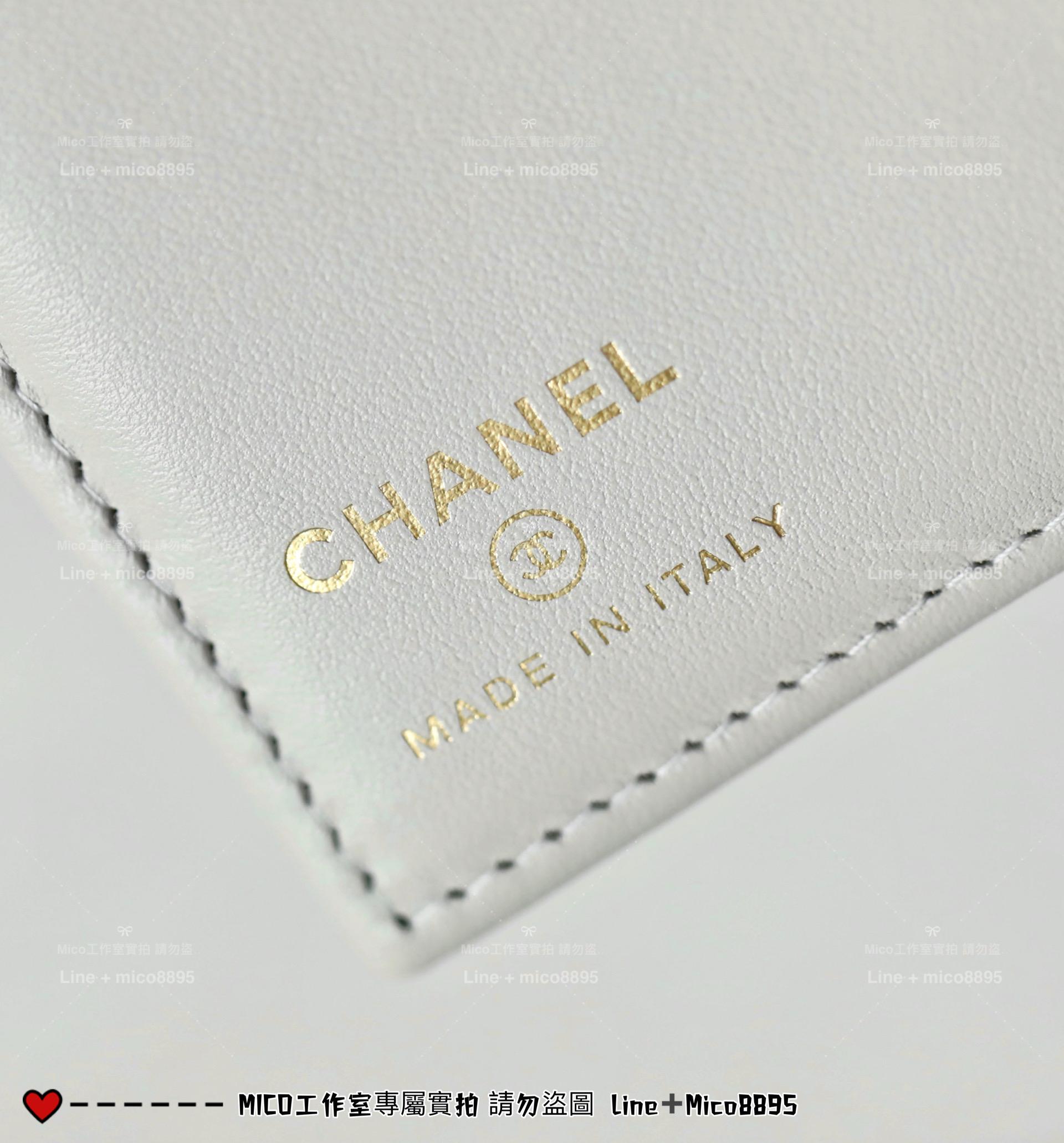CHANEL | 小香 壓釦款 淡灰色/金釦 小牛皮魚子醬護照夾