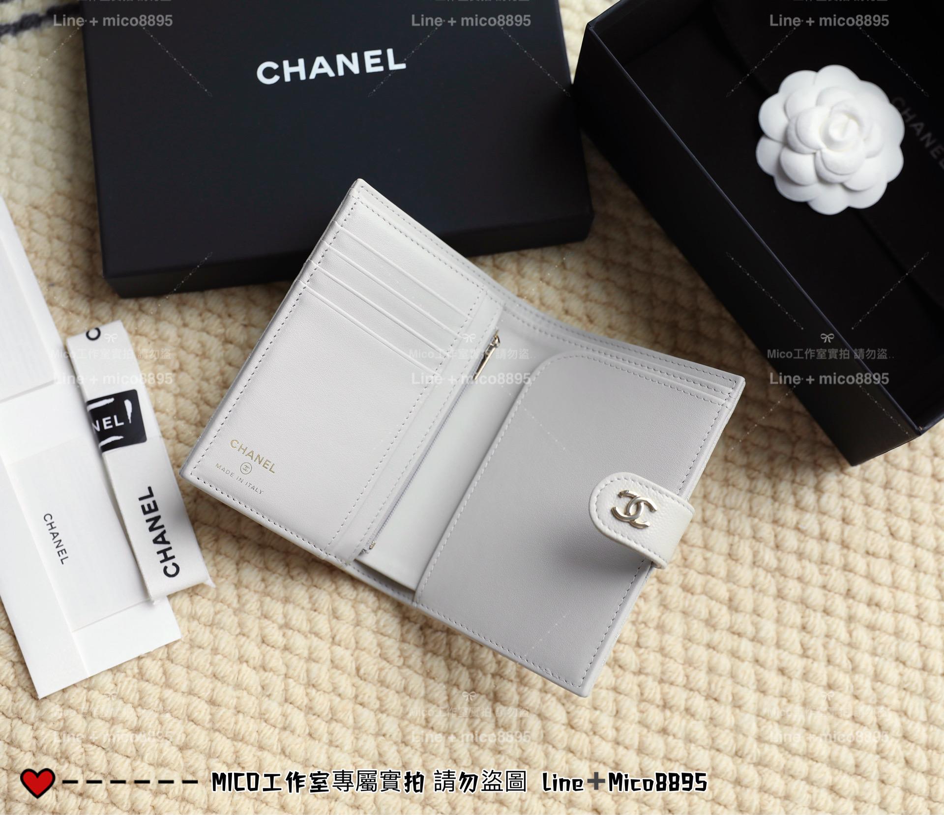 CHANEL | 小香 壓釦款 淡灰色/金釦 小牛皮魚子醬護照夾