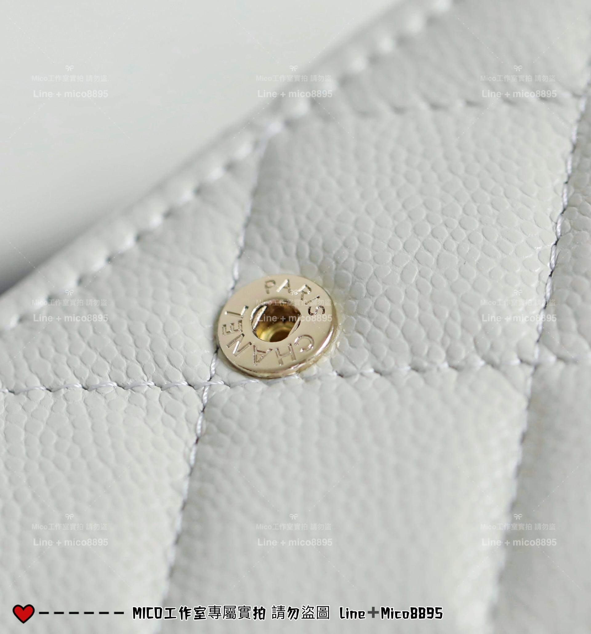 CHANEL | 小香 壓釦款 淡灰色/金釦 小牛皮魚子醬護照夾