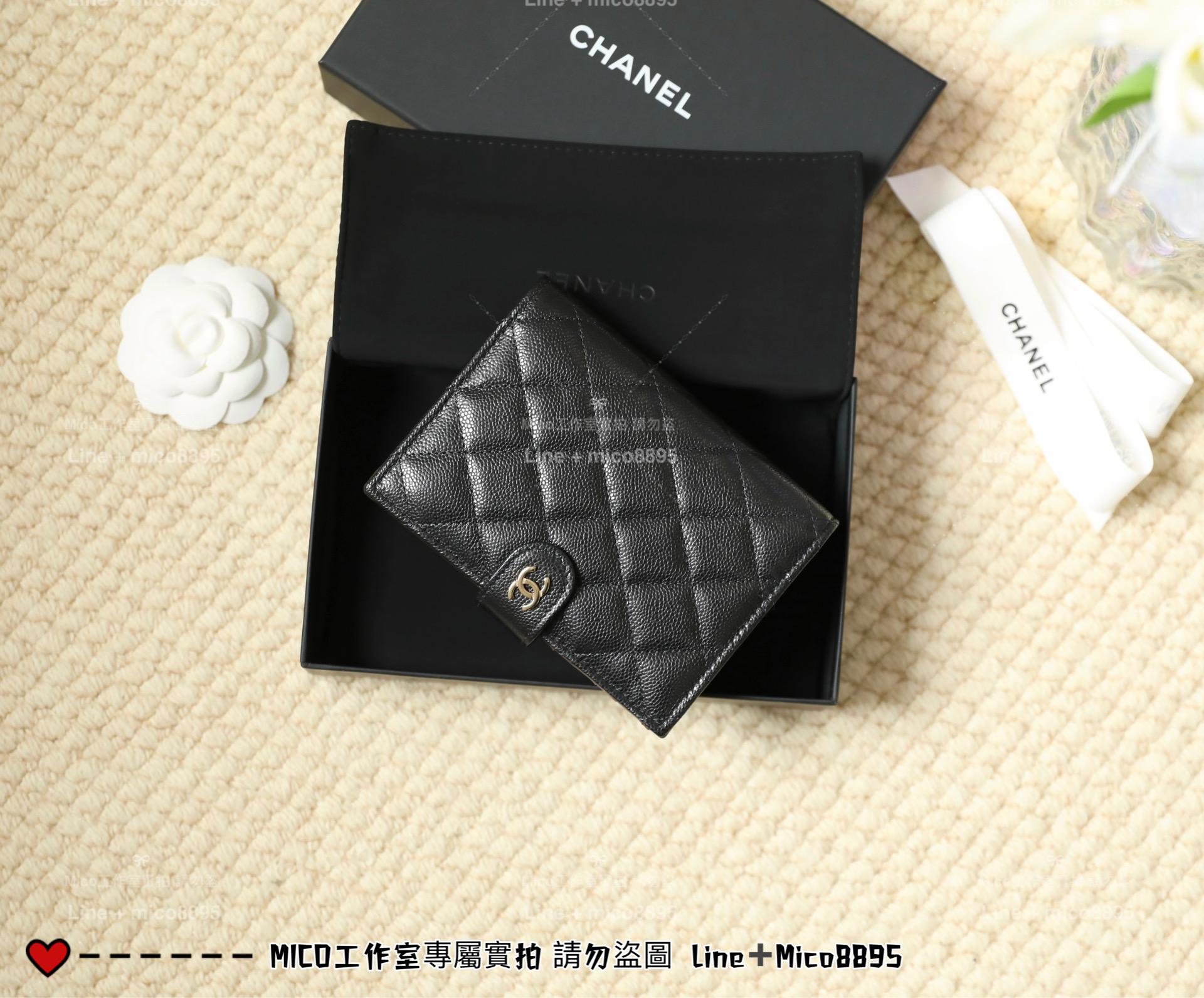 CHANEL | 小香 壓釦款 黑色/金釦 小牛皮魚子醬護照夾