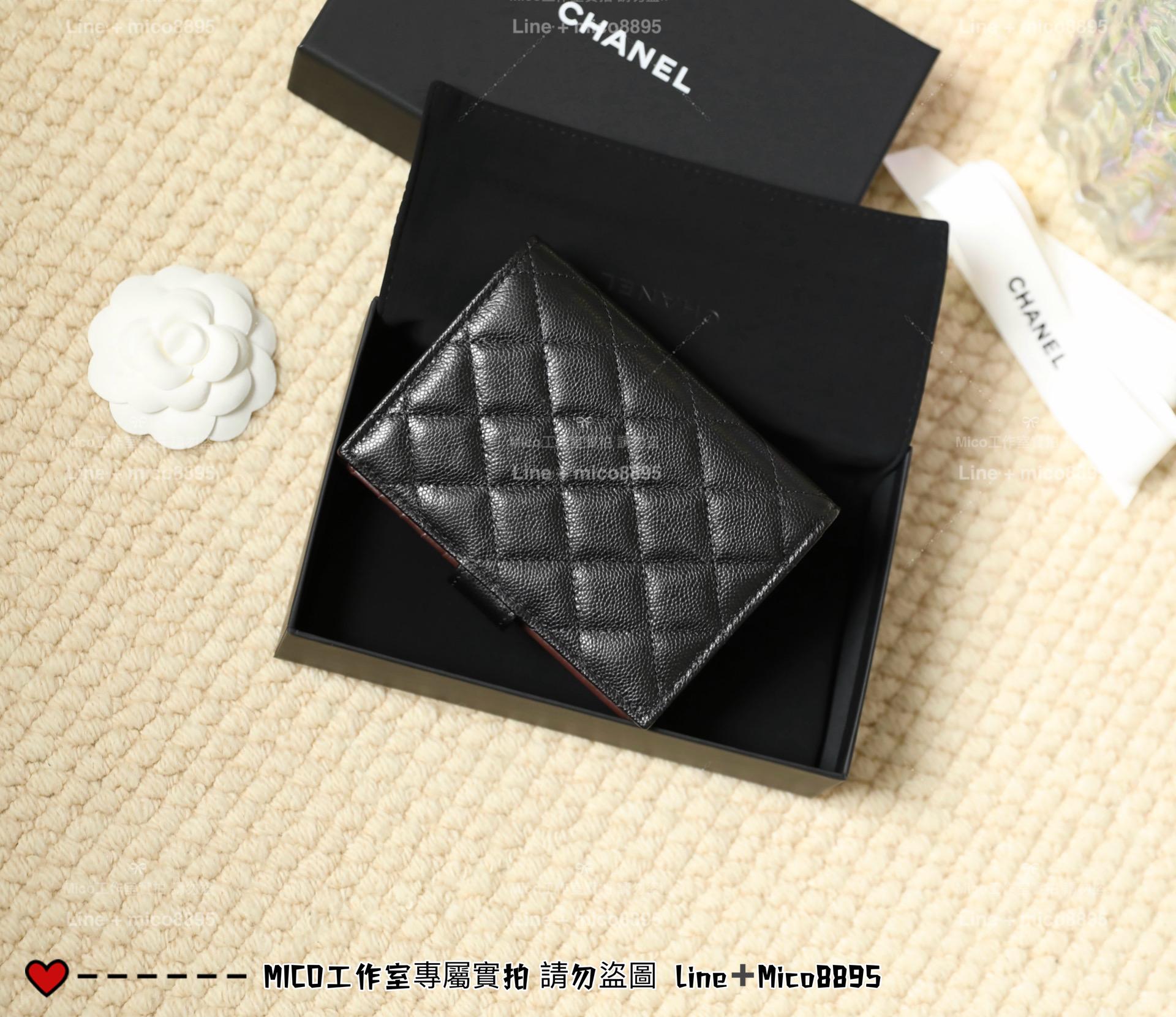 CHANEL | 小香 壓釦款 黑色/金釦 小牛皮魚子醬護照夾