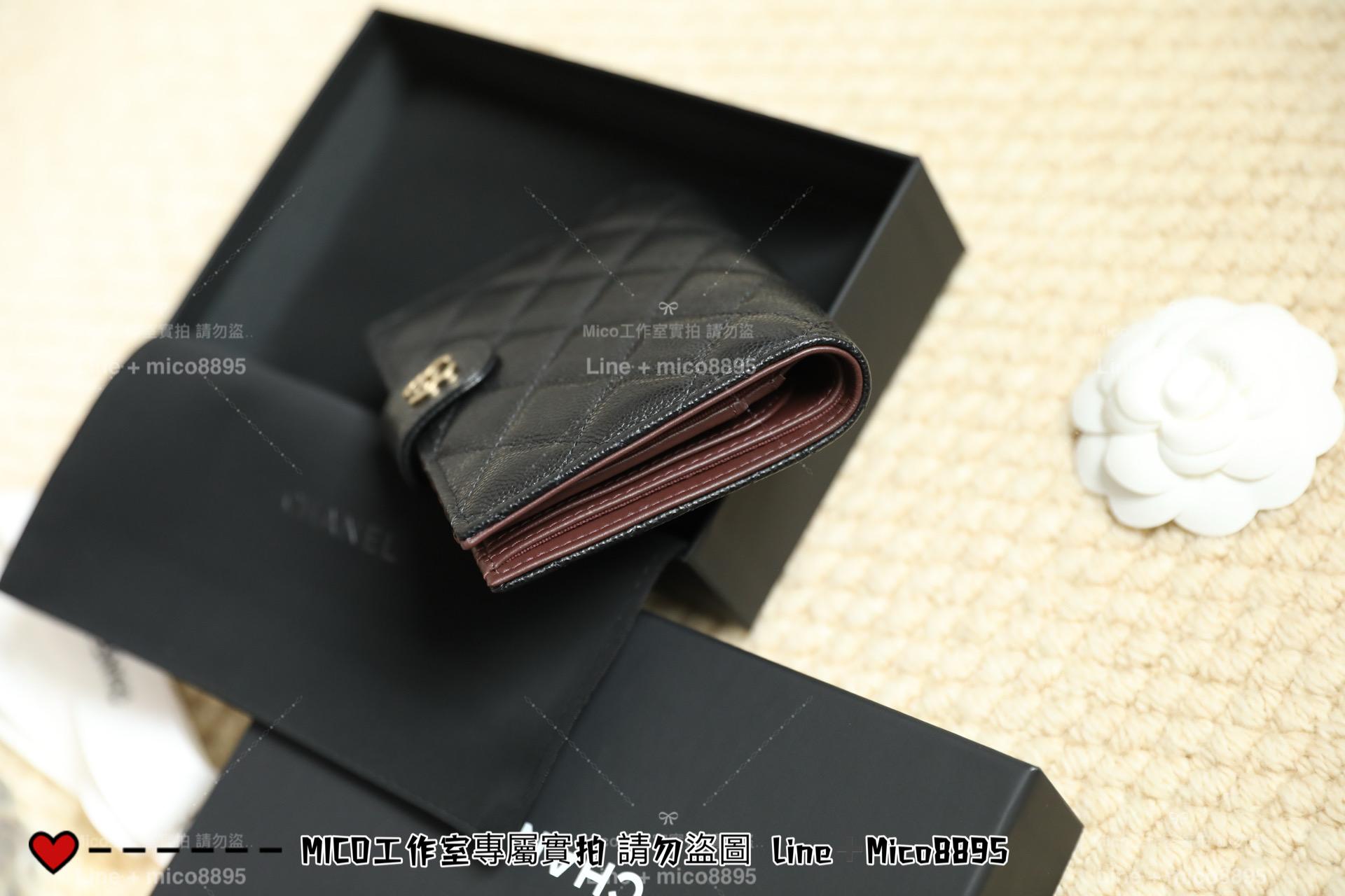 CHANEL | 小香 壓釦款 黑色/金釦 小牛皮魚子醬護照夾