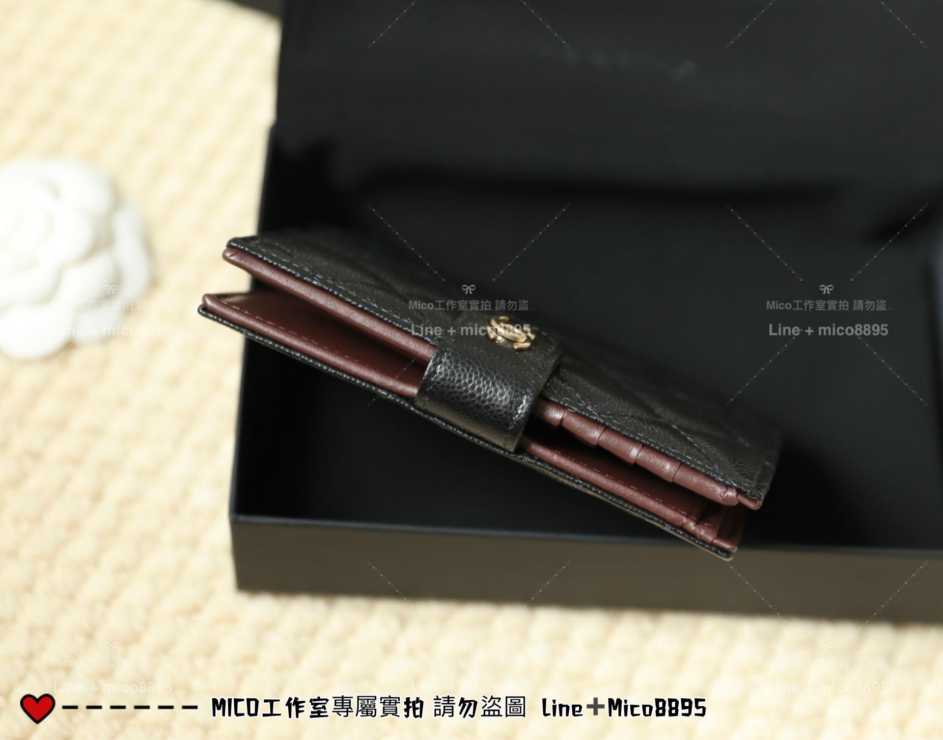 CHANEL | 小香 壓釦款 黑色/金釦 小牛皮魚子醬護照夾