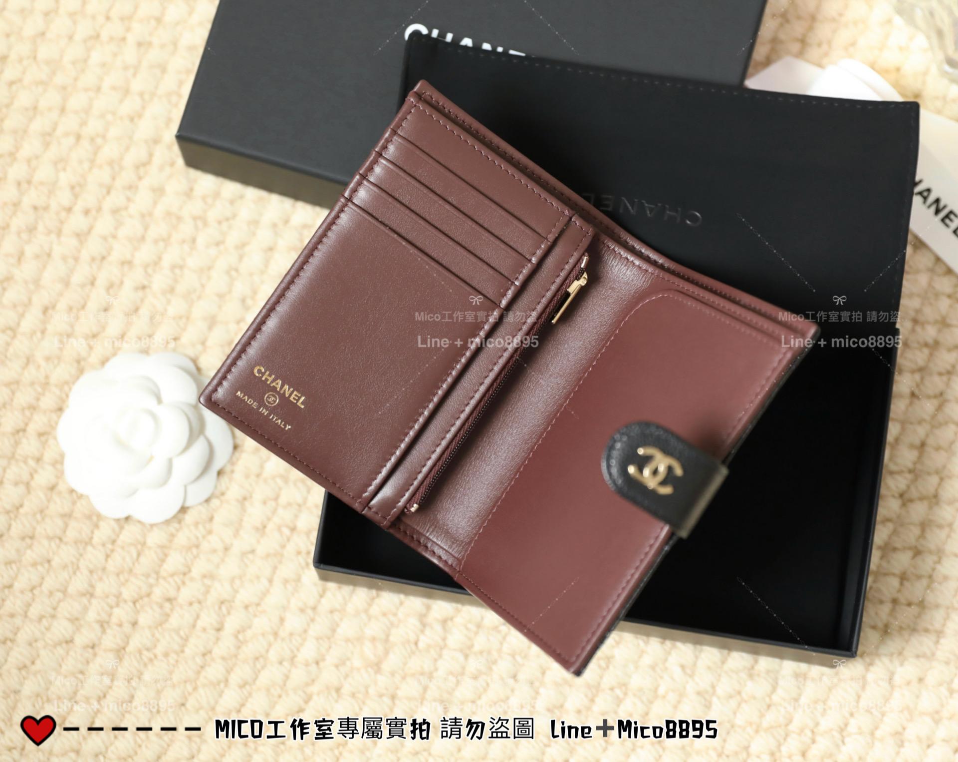 CHANEL | 小香 壓釦款 黑色/金釦 小牛皮魚子醬護照夾