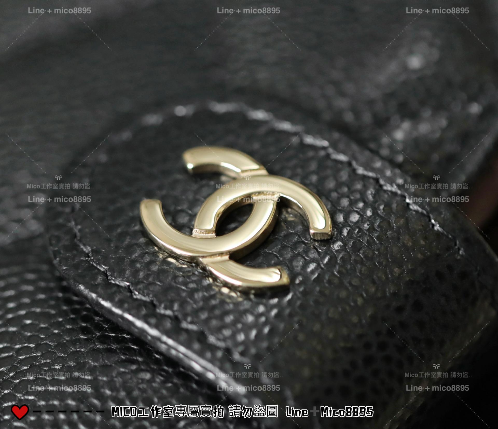 CHANEL | 小香 壓釦款 黑色/金釦 小牛皮魚子醬護照夾