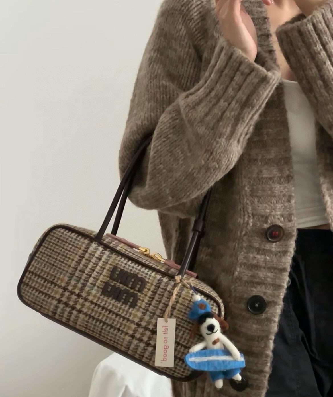MIUMIU 復古秋冬感 千鳥格風格保齡球包 27cm