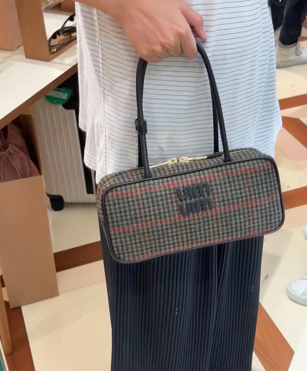 MIUMIU 黑灰色 復古秋冬感 千鳥格風格保齡球包 27cm