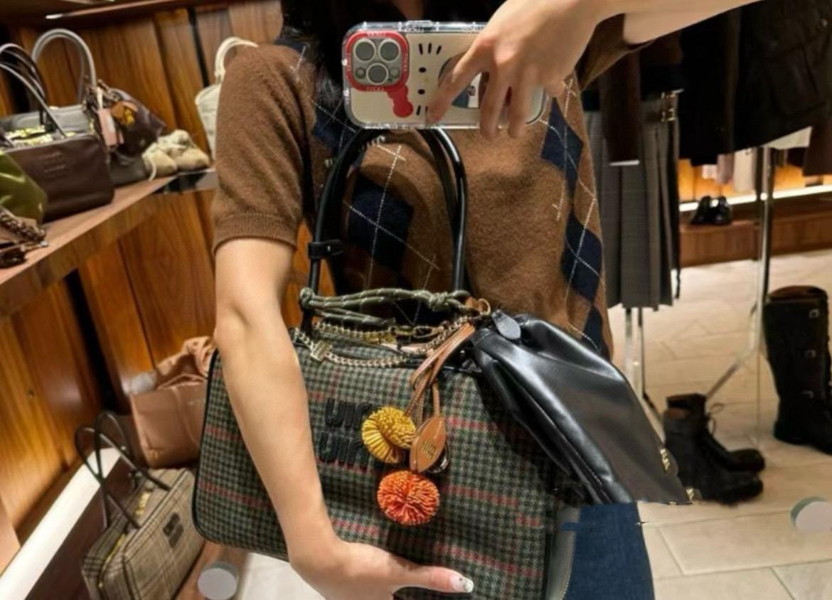 MIUMIU 公文包款 黑灰色 復古秋冬感 千鳥格風格保齡球包 34cm