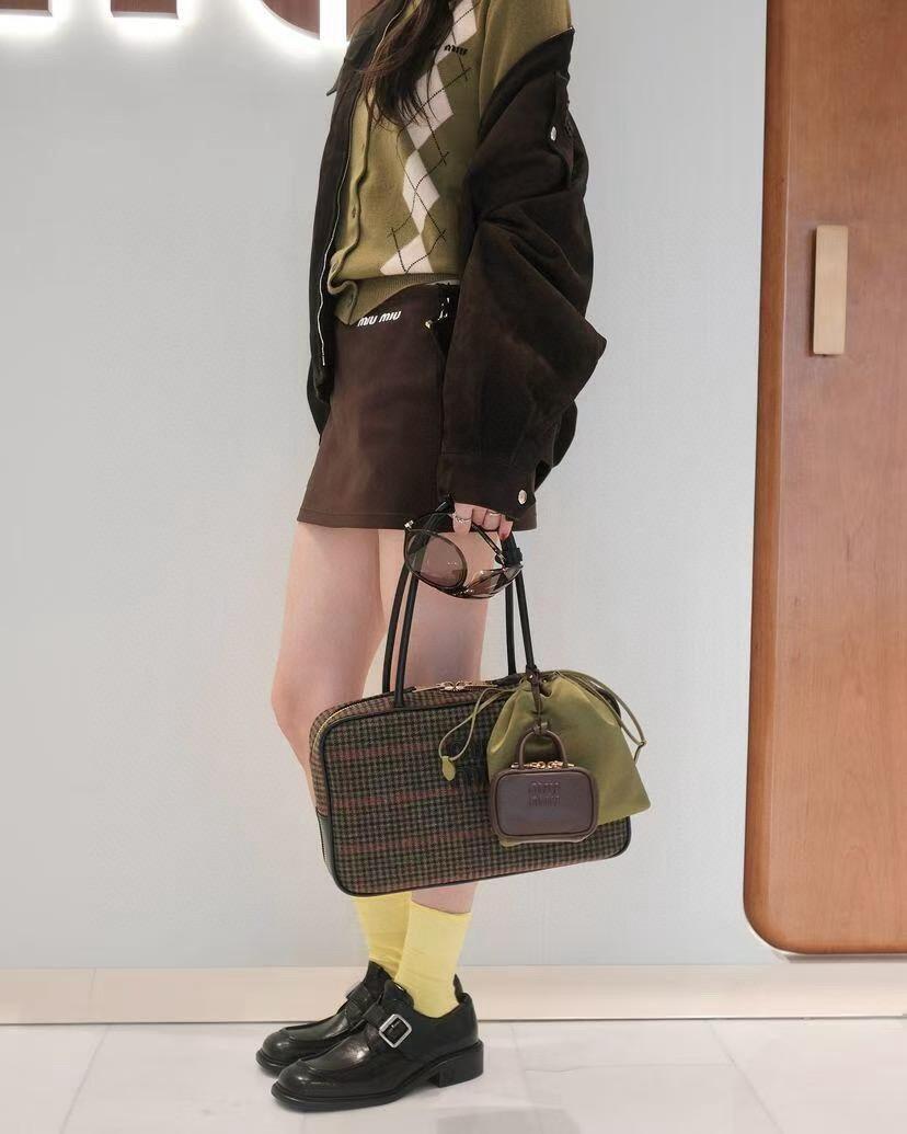 MIUMIU 公文包款 黑灰色 復古秋冬感 千鳥格風格保齡球包 34cm