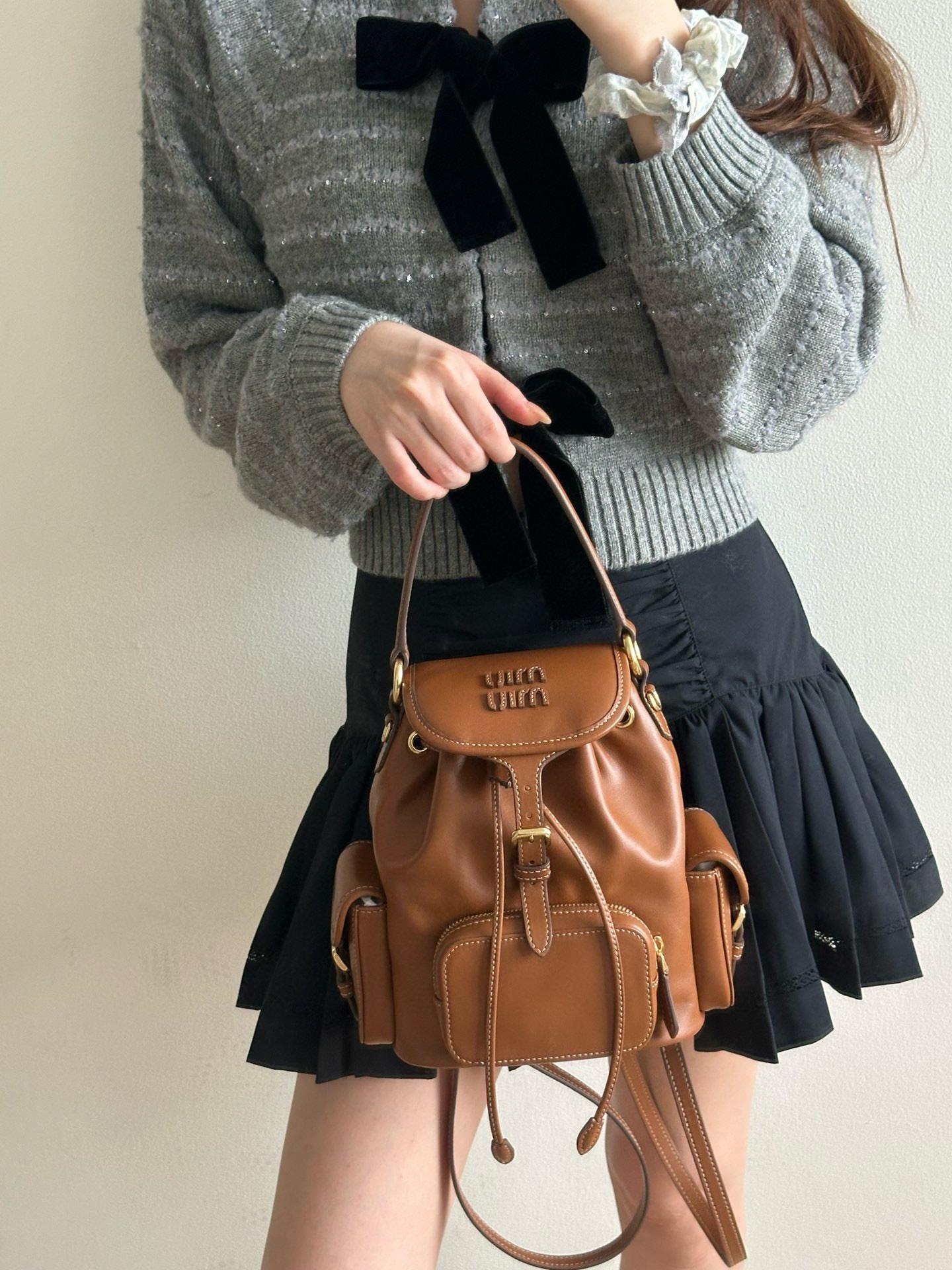 MIUMIU 25SS 春季爆火 小牛皮雙肩包 厚背包 焦糖色小號 18*22cm