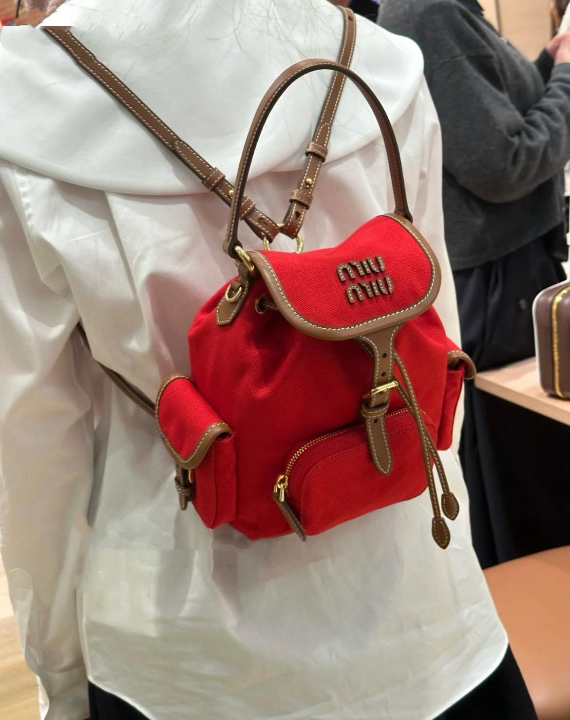 MIUMIU 25SS 小號/紅色 焦糖色小牛皮拼接紅色帆布雙肩包 後背包 18*22cm