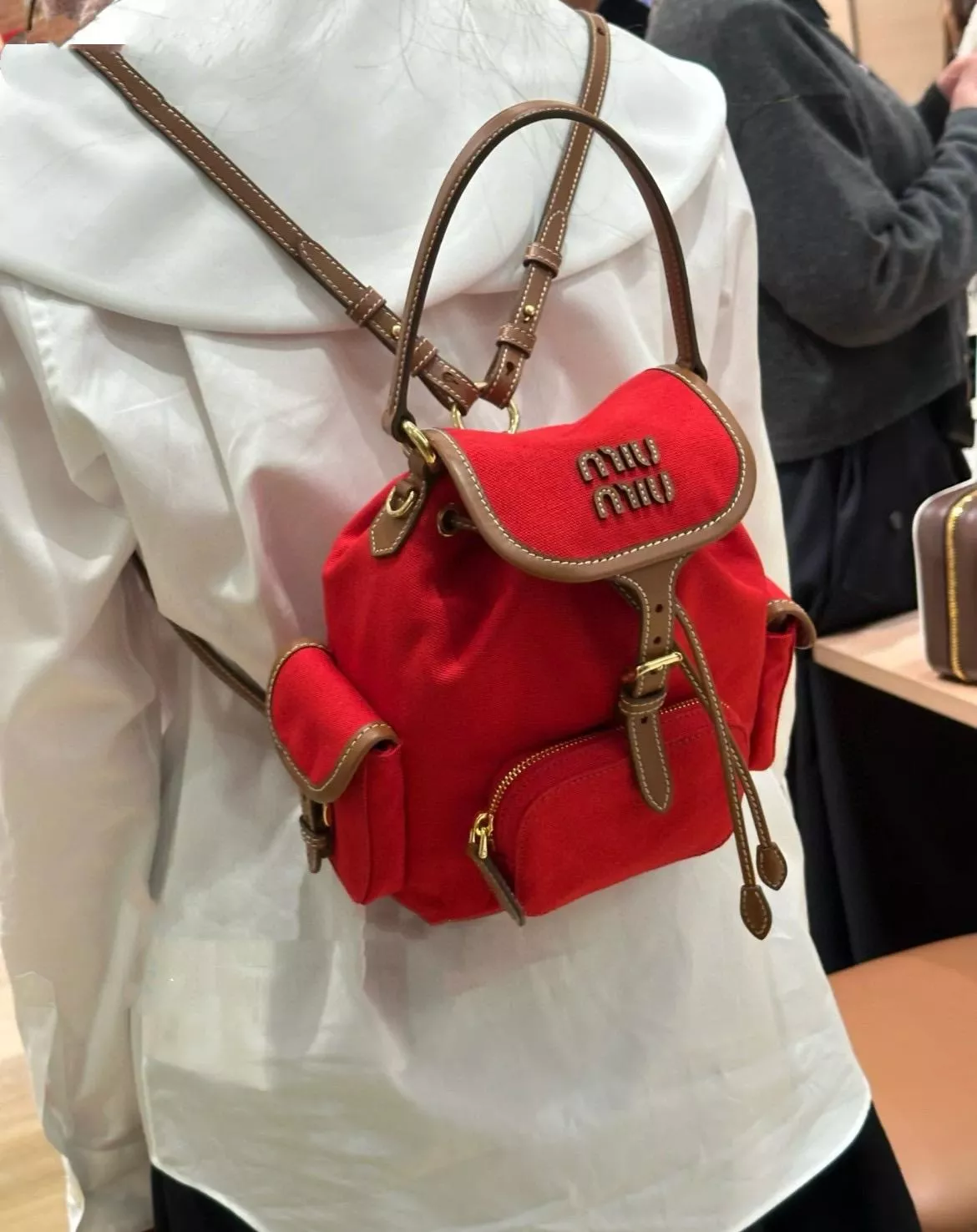 MIUMIU 25SS 小號/紅色 焦糖色小牛皮拼接紅色帆布雙肩包 後背包 18*22cm