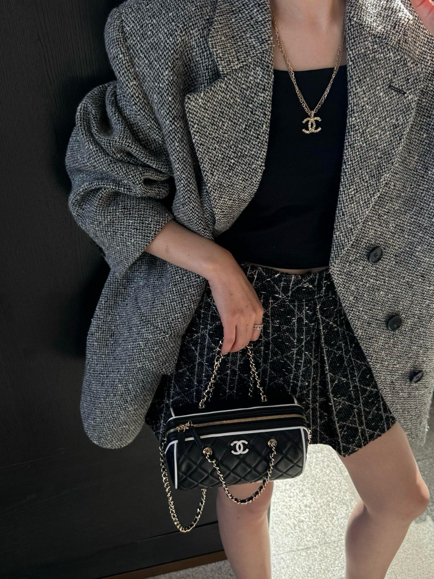 CHANEL | 小香 25P 漫畫系列 小羊皮材質 保齡球包黑白熊貓配 18cm 枕頭包