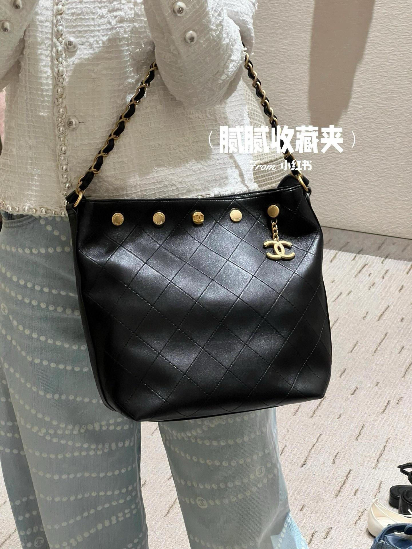 CHANEL | 小香 25P 黑色小羊皮金幣嬉皮hobo包 肩背包 尺寸：28*31*15cm 