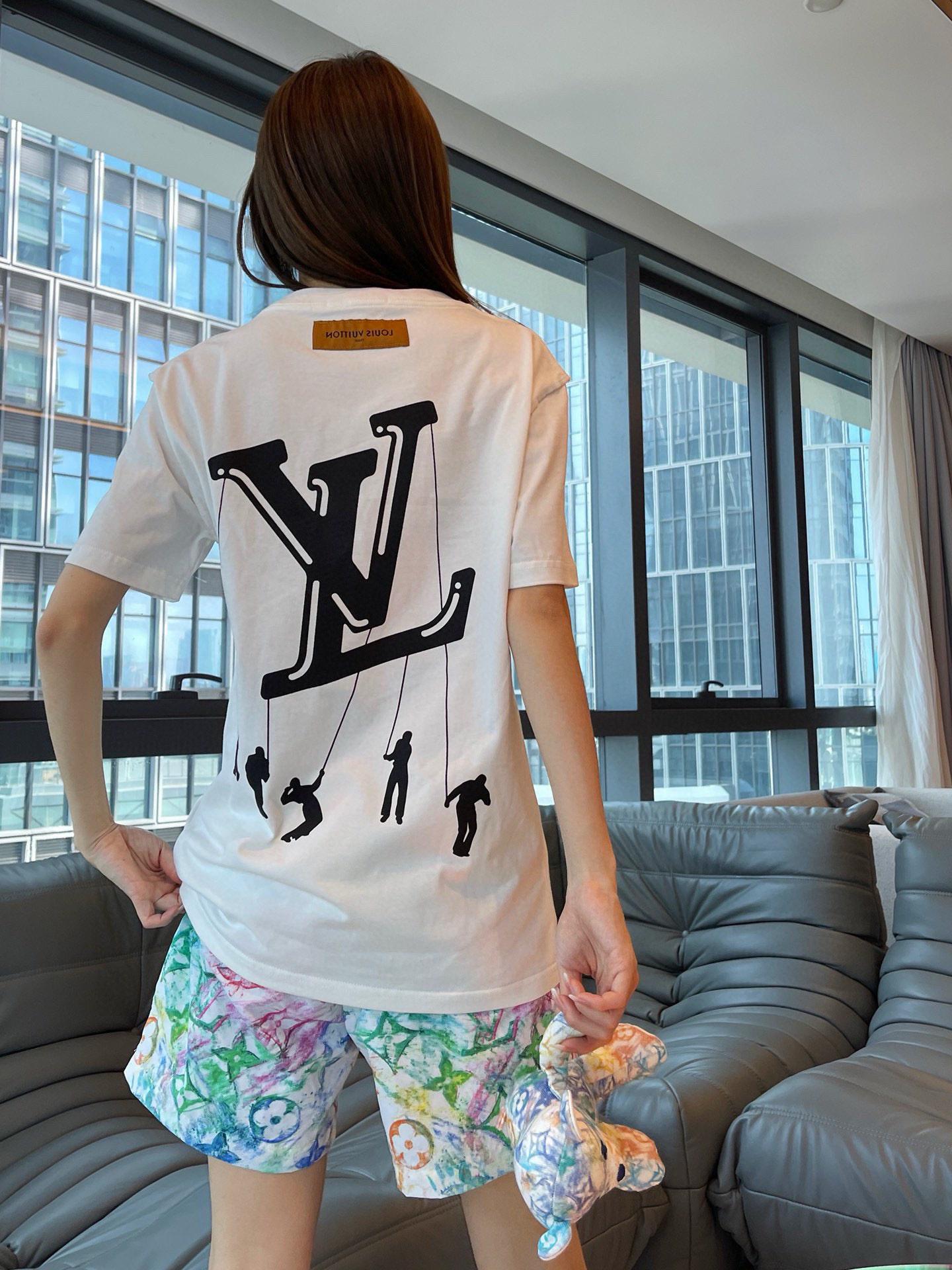 Louis Vuitton 男女同款 “Zoom With Friends”系列傘兵印花短袖T恤
