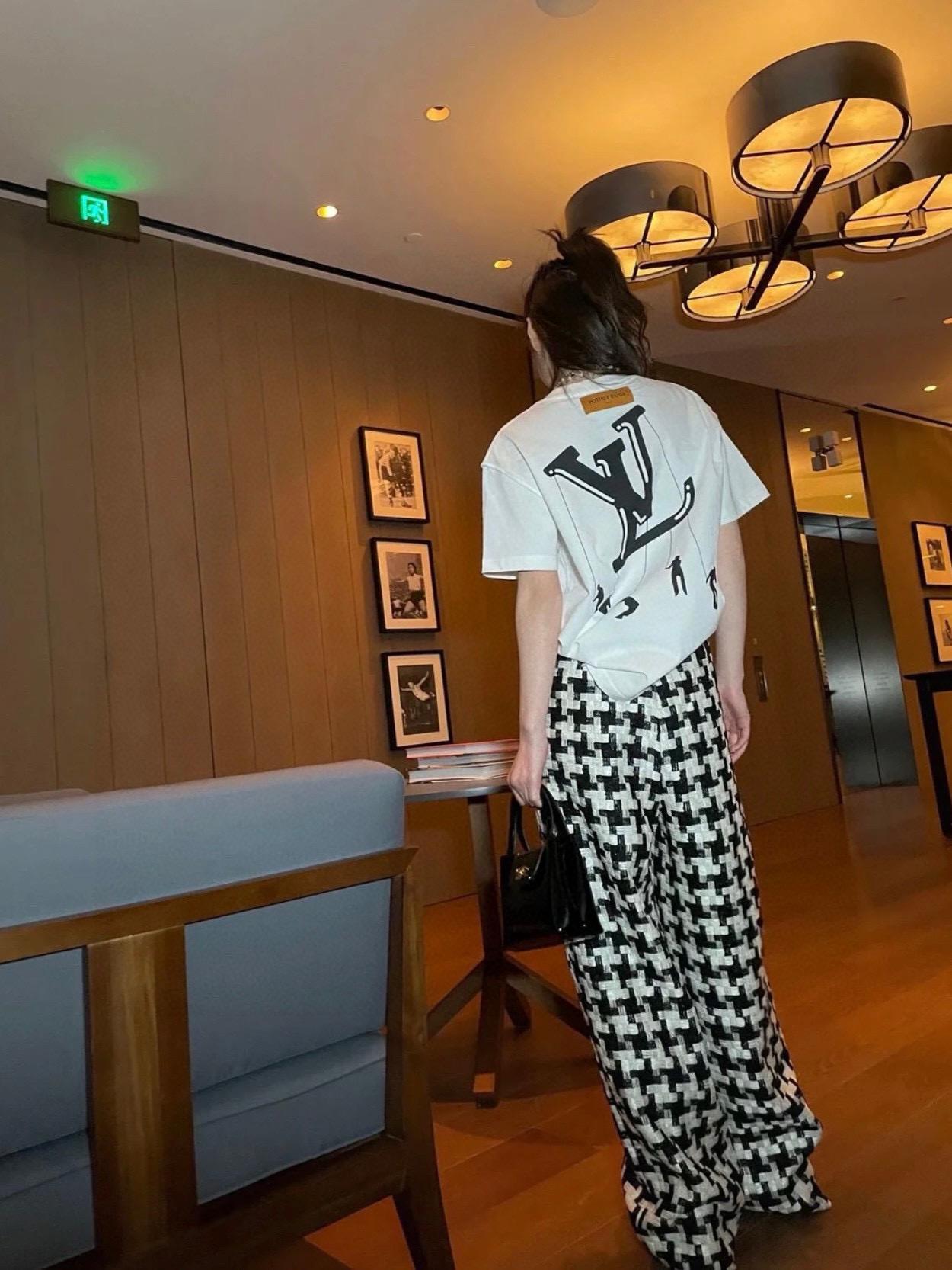 Louis Vuitton 男女同款 “Zoom With Friends”系列傘兵印花短袖T恤