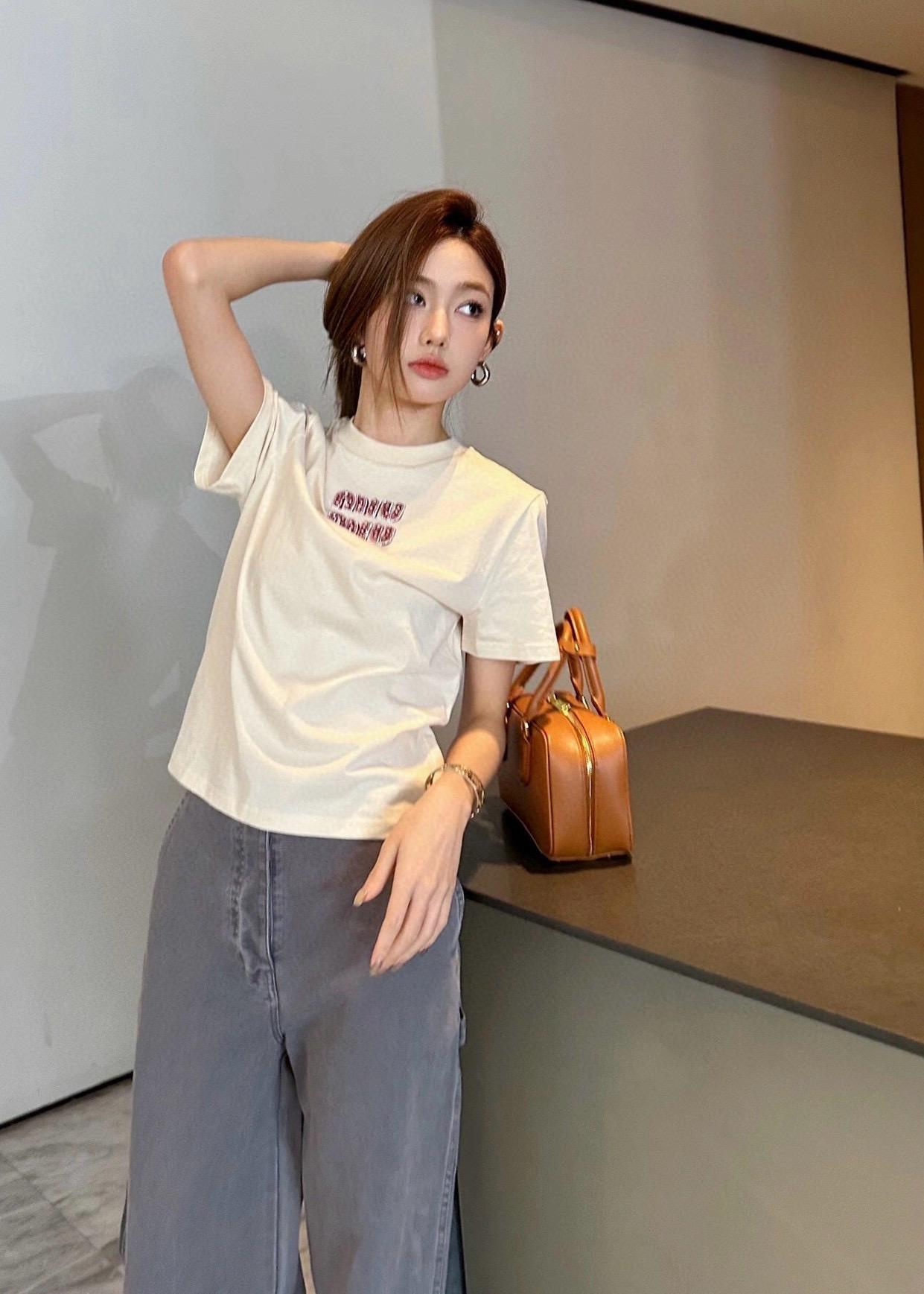 MIU MIU 燕麥色打底粉鑽字母短袖T恤