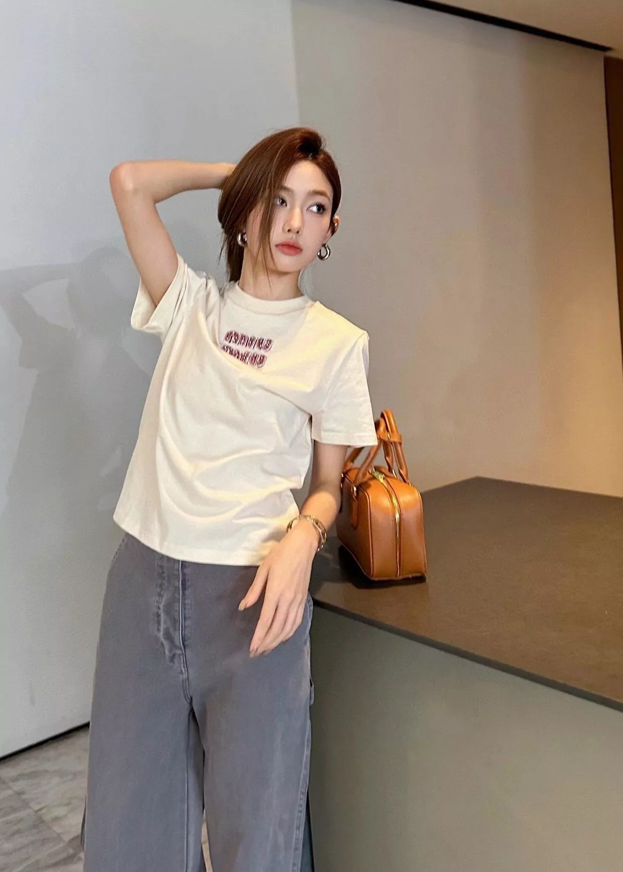 MIU MIU 燕麥色打底粉鑽字母短袖T恤