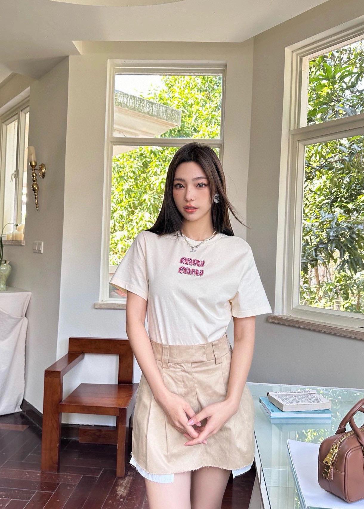 MIU MIU 燕麥色打底粉鑽字母短袖T恤