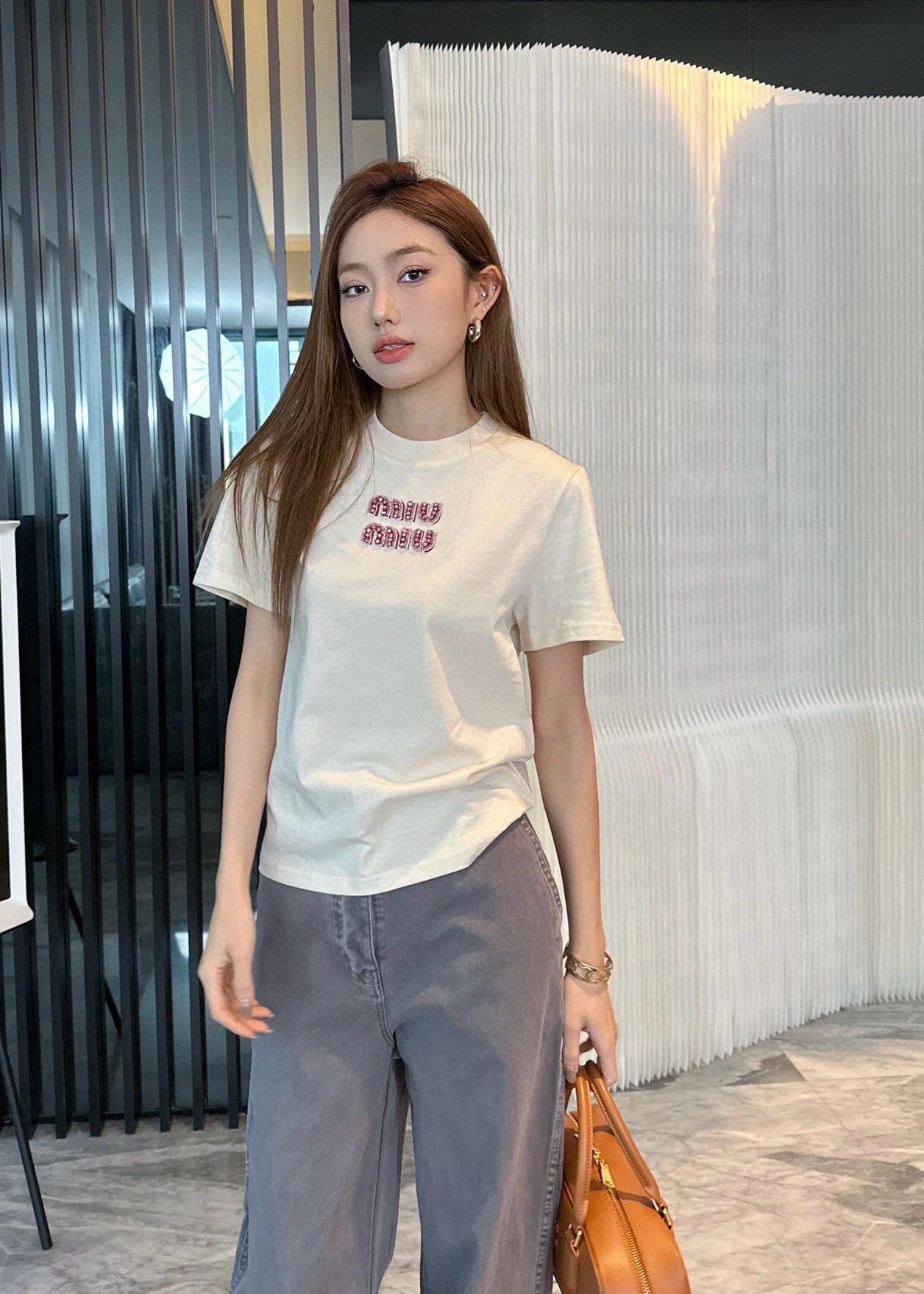 MIU MIU 燕麥色打底粉鑽字母短袖T恤