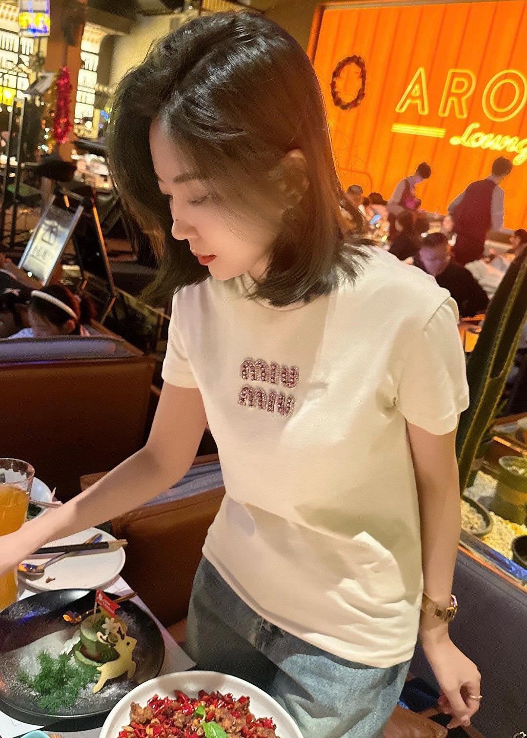 MIU MIU 燕麥色打底粉鑽字母短袖T恤