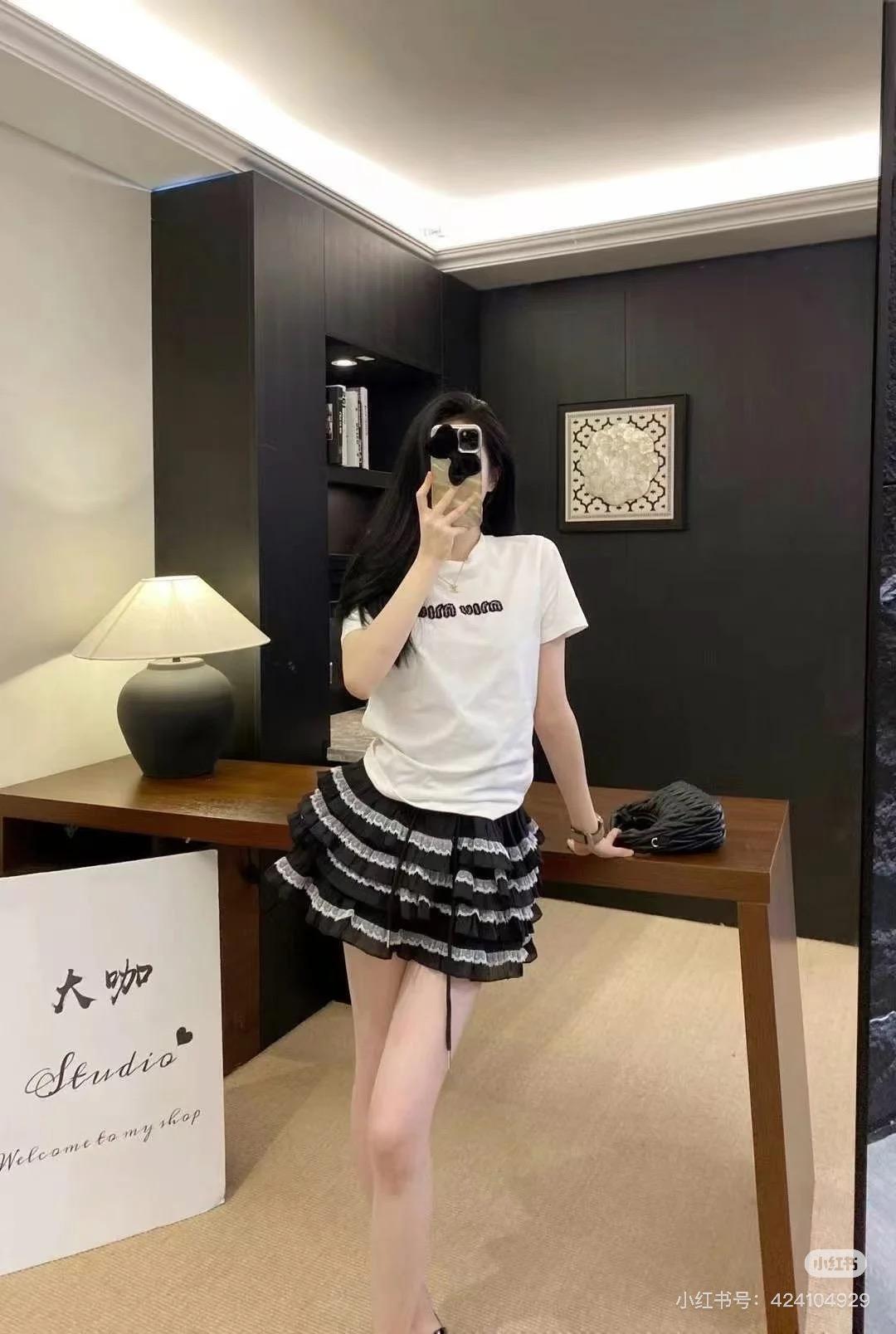 MIU MIU 胸前黑色串珠字母短袖T恤 基礎款上衣