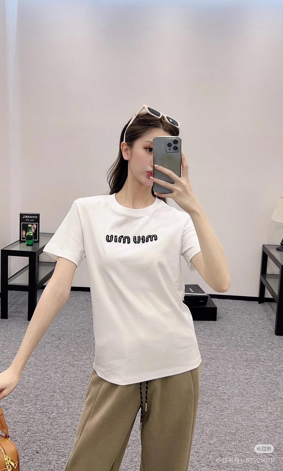 MIU MIU 胸前黑色串珠字母短袖T恤 基礎款上衣