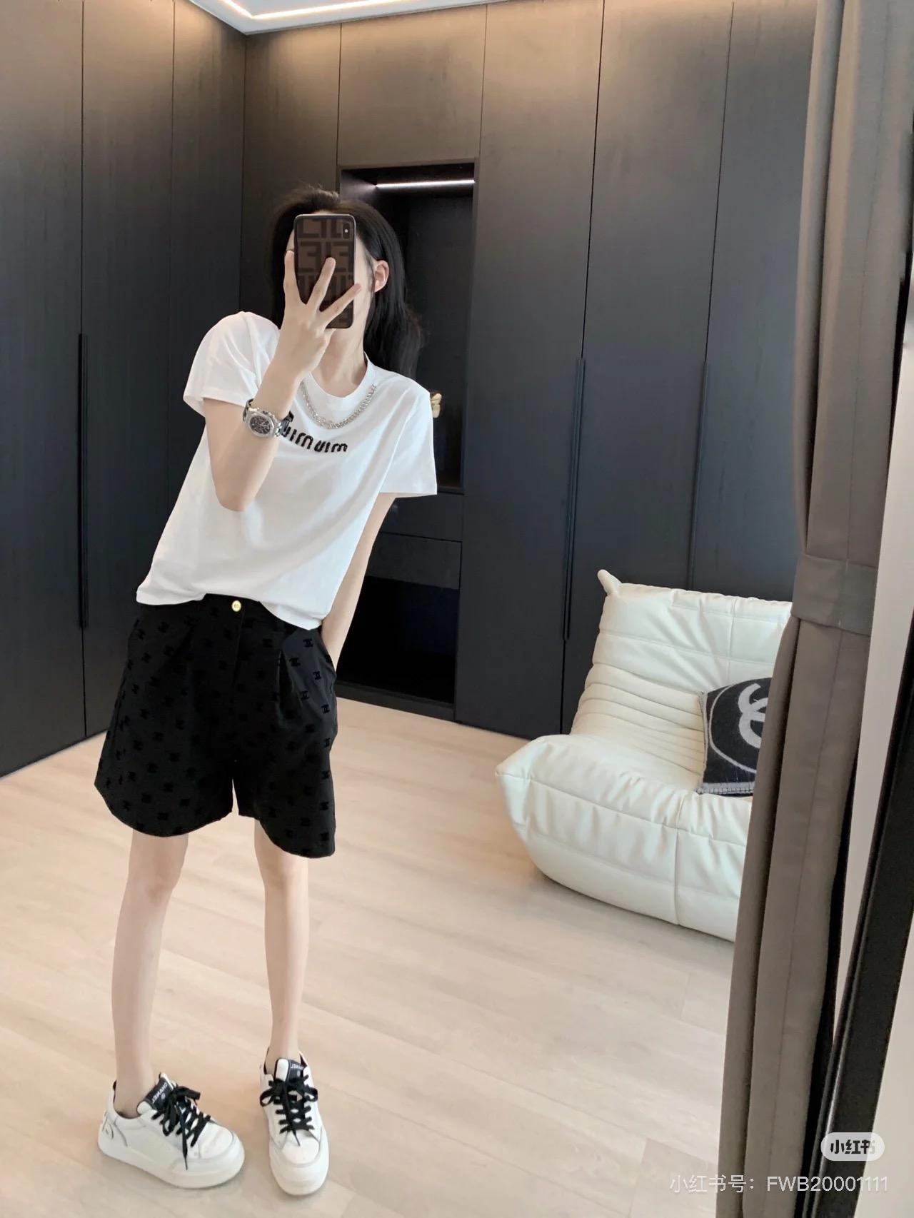 MIU MIU 胸前黑色串珠字母短袖T恤 基礎款上衣